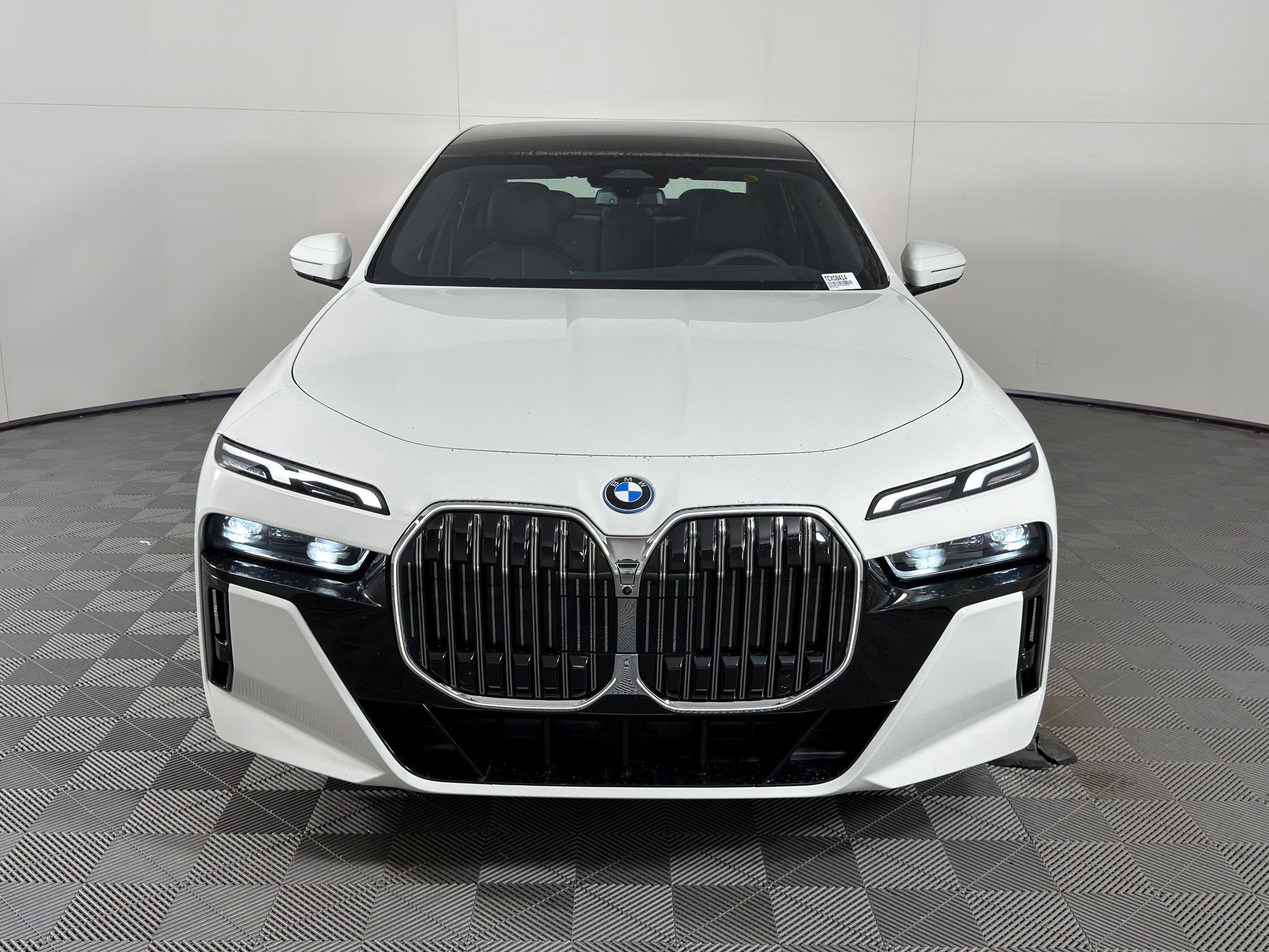 Used 2026 BMW 750e xDrive w/ Premium Package AWD/4WD image 5