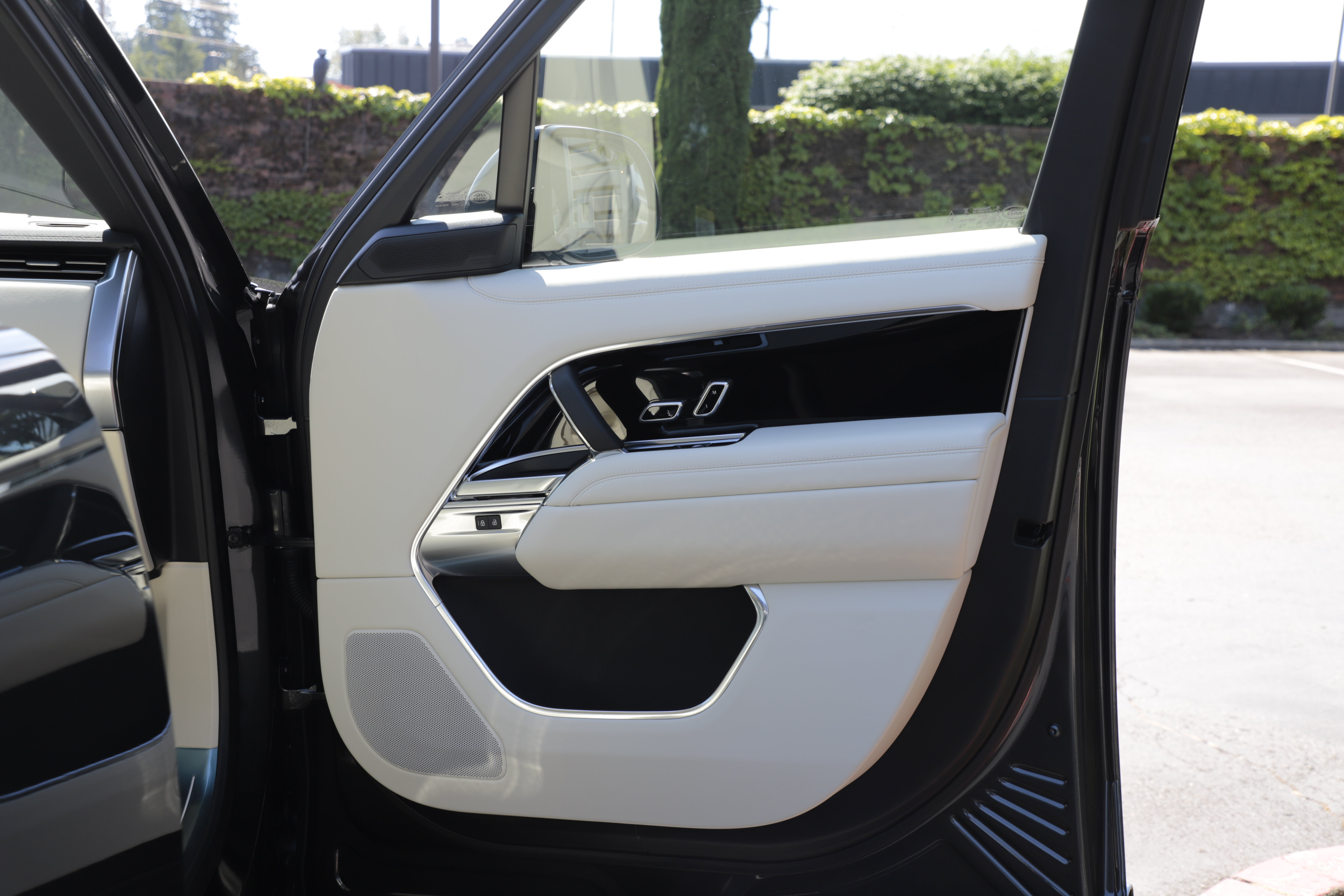 New 2026 Land Rover Range Rover Long Wheelbase SE AWD/4WD image 11
