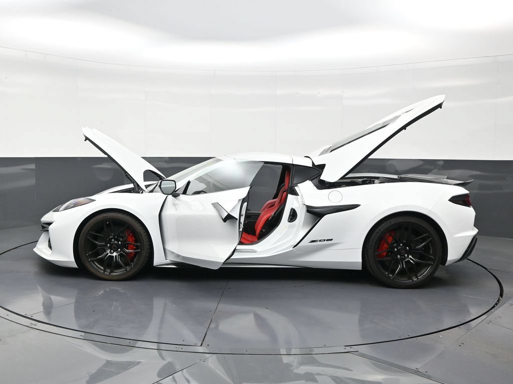 Used 2025 Chevrolet Corvette Z06 RWD image 31