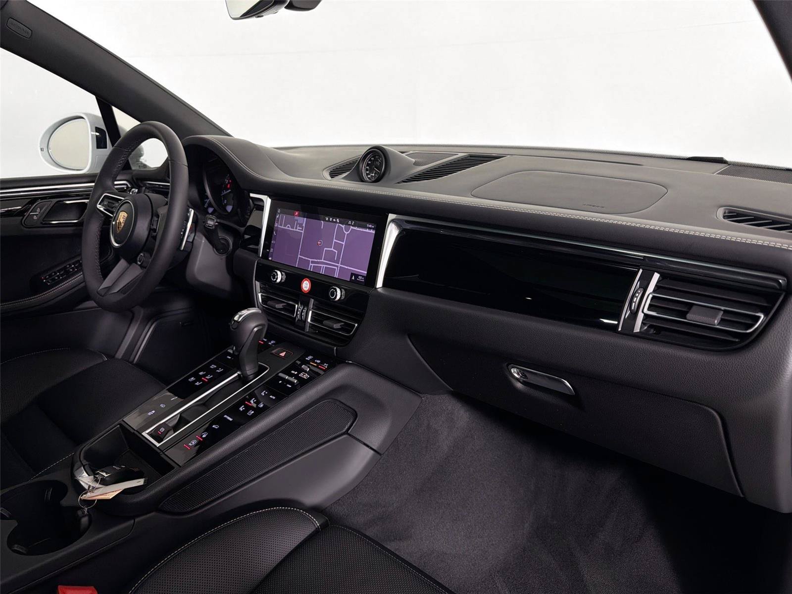 Certified 2025 Porsche Macan S AWD/4WD image 29