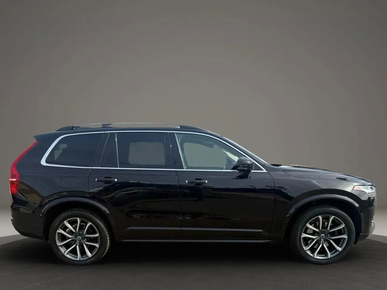 Used 2019 Volvo XC90 T6 Momentum w/ Protection Package Premier image 4