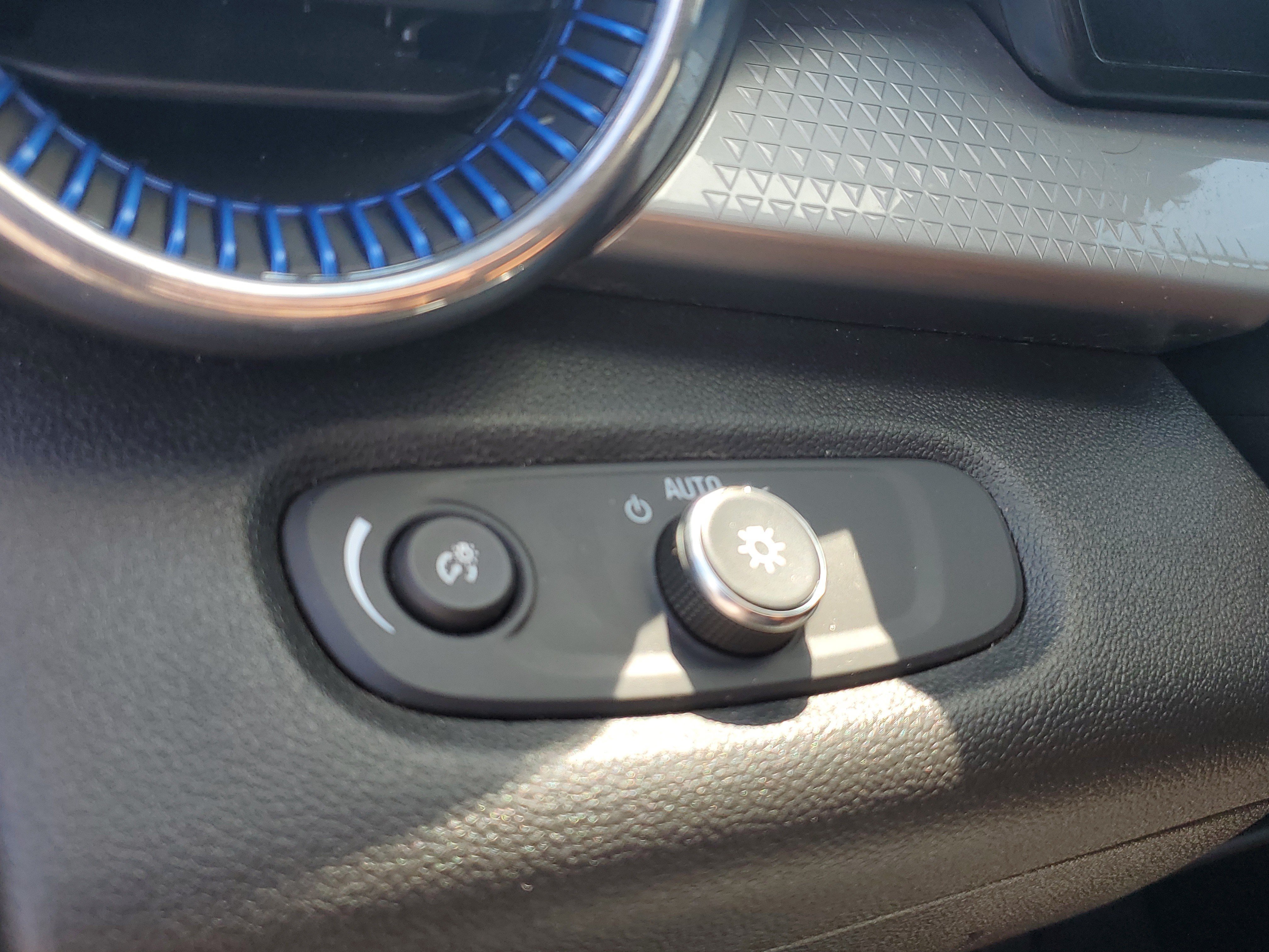 Used 2025 Chevrolet Trax LT FWD image 23