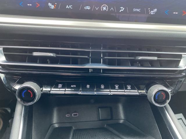 Used 2025 Chevrolet Traverse LT image 17