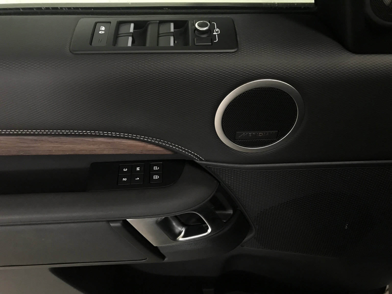 Used 2022 Land Rover Discovery S R-Dynamic image 9