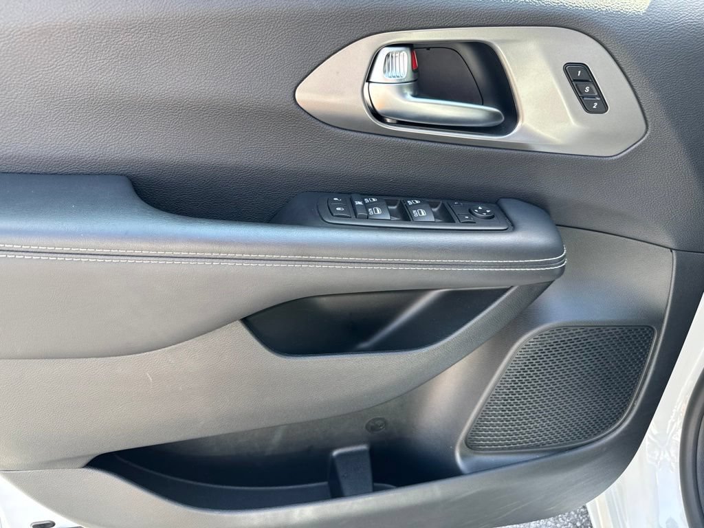 Used 2025 Chrysler Pacifica Select FWD image 17