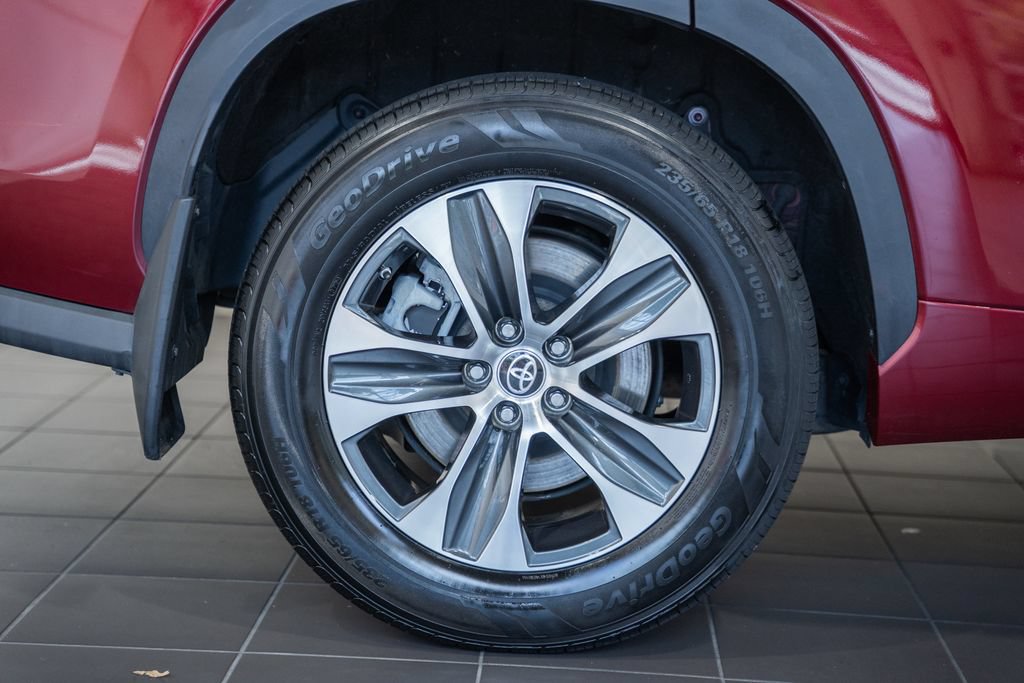 Used 2022 Toyota Highlander XLE AWD/4WD image 15