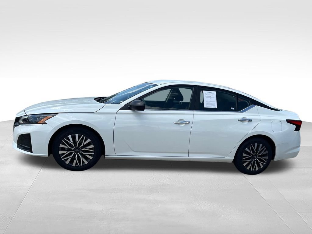 Used 2025 Nissan Altima 2.5 SV FWD image 2