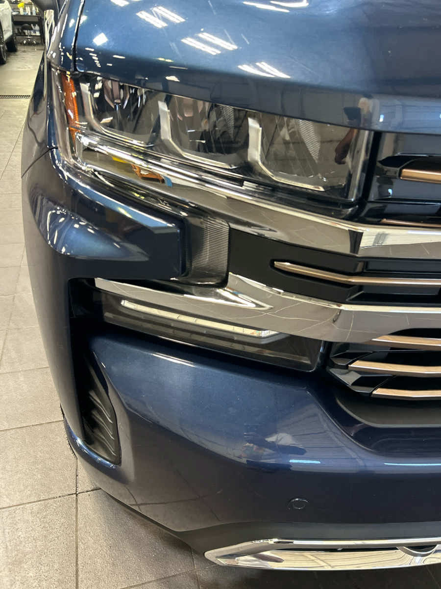 Used 2019 Chevrolet Silverado 1500 High Country w/ Technology Package AWD/4WD image 4