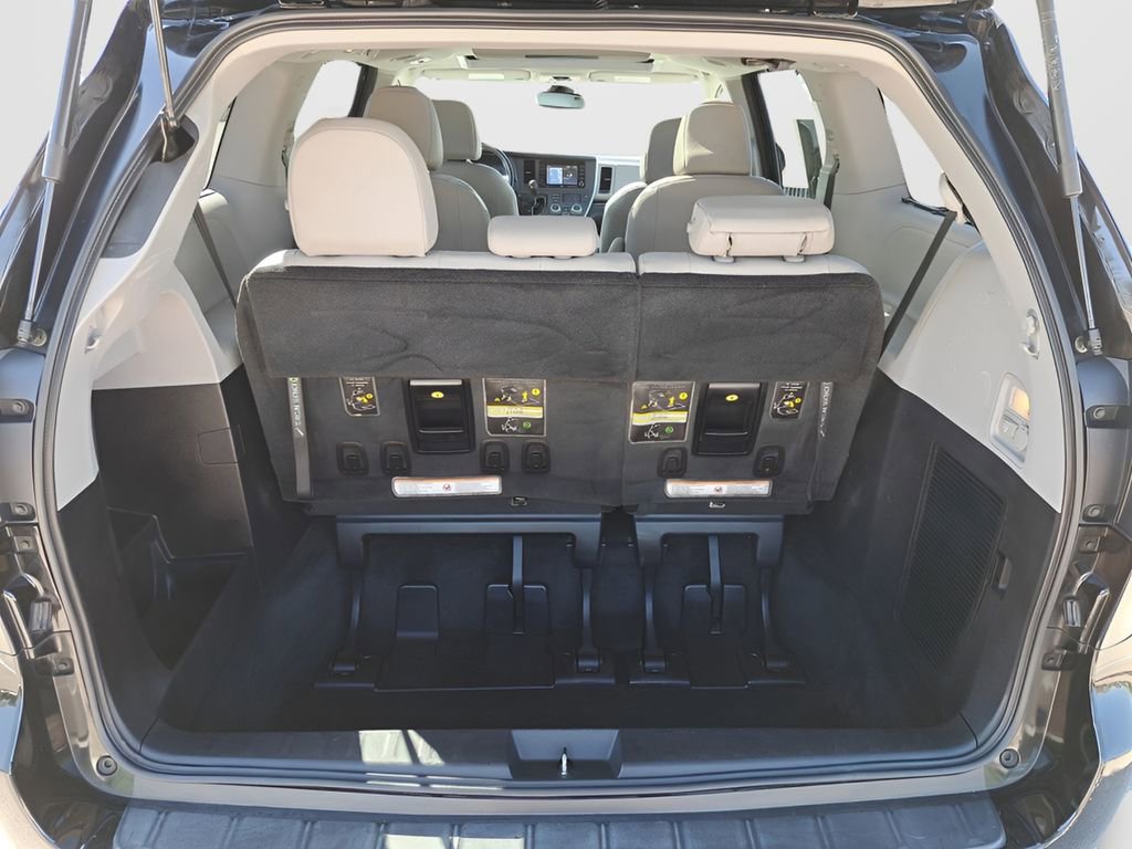 Used 2018 Toyota Sienna Limited Premium w/ Carpet Mat Package image 6
