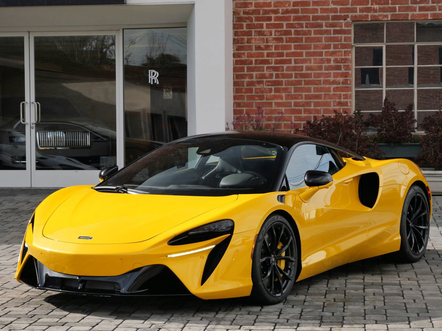 Used 2023 McLaren Artura RWD image 6