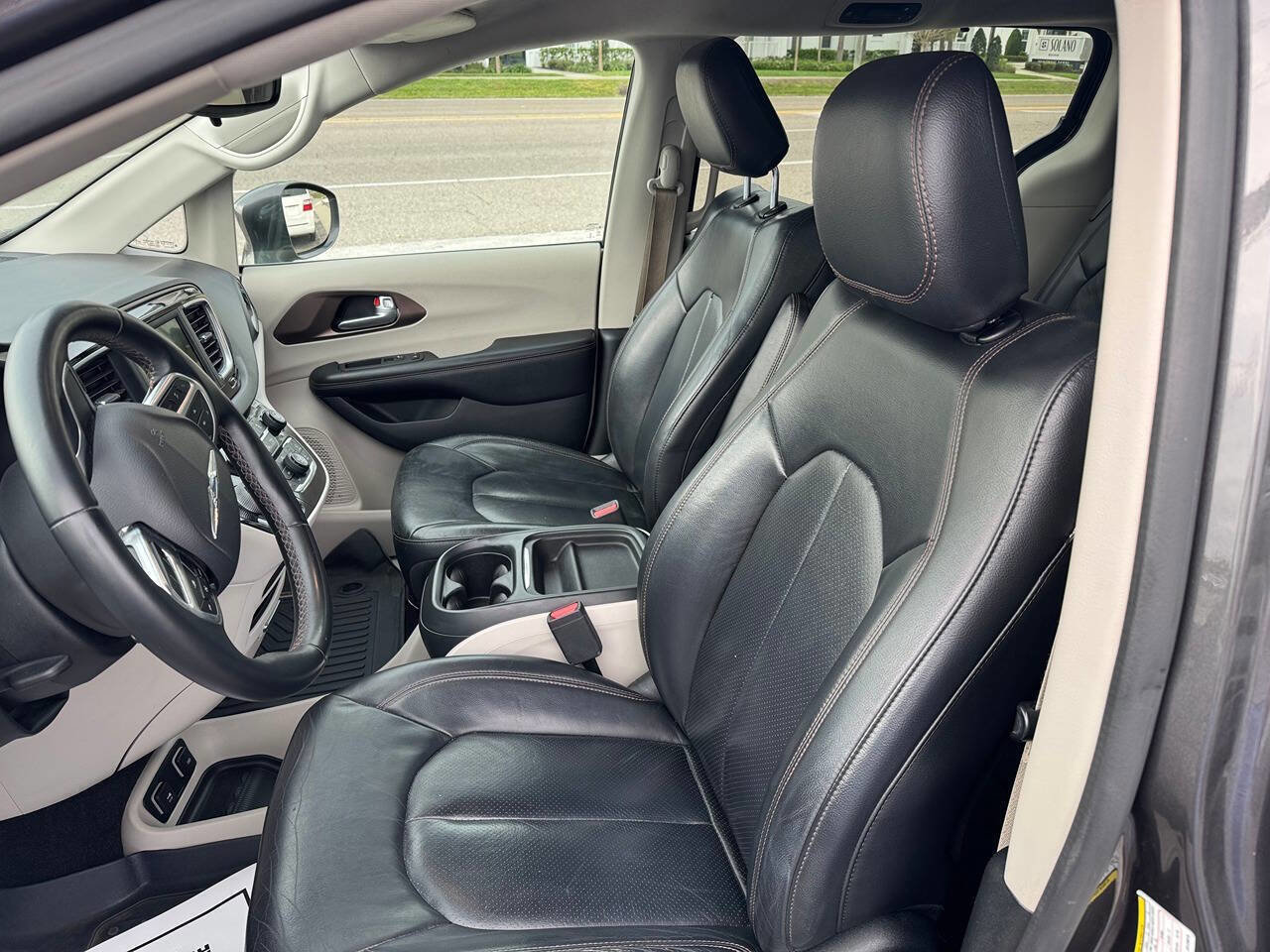 Used 2018 Chrysler Pacifica Touring-L FWD image 13