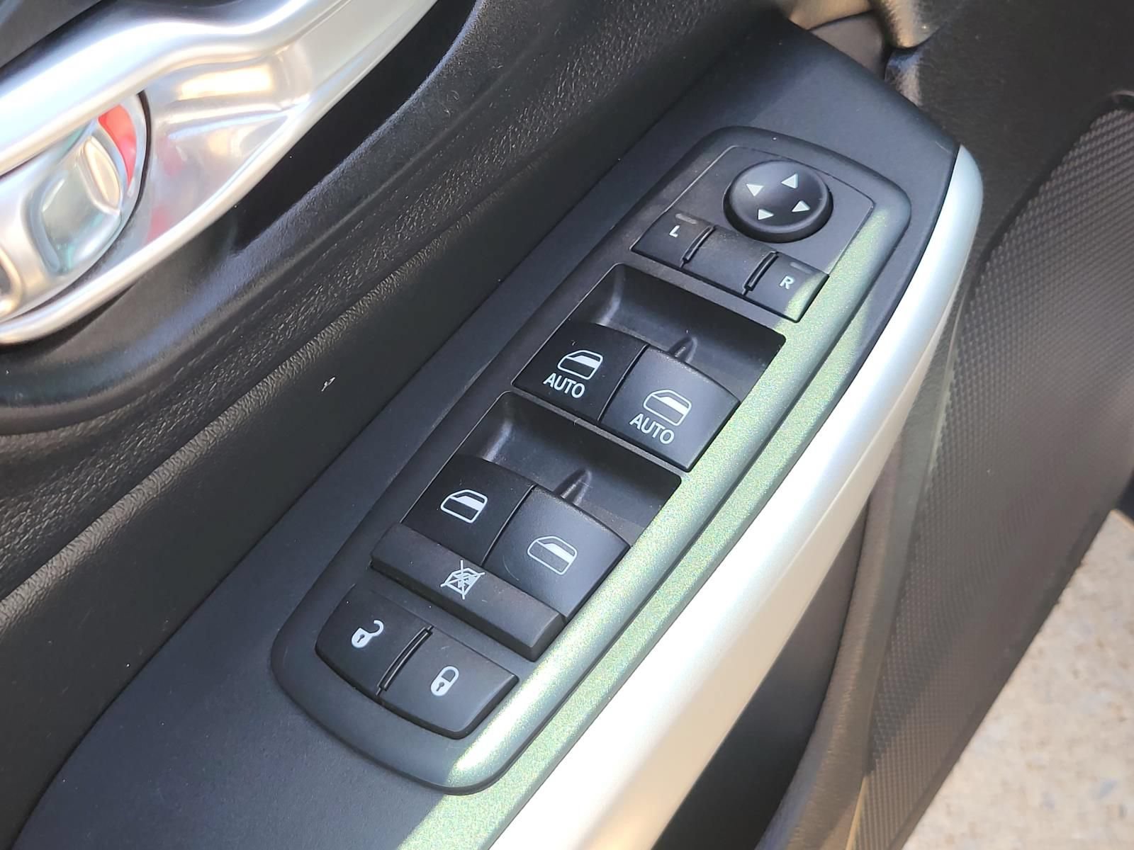 Used 2018 Jeep Cherokee Latitude Plus w/ Cold Weather Group FWD image 17