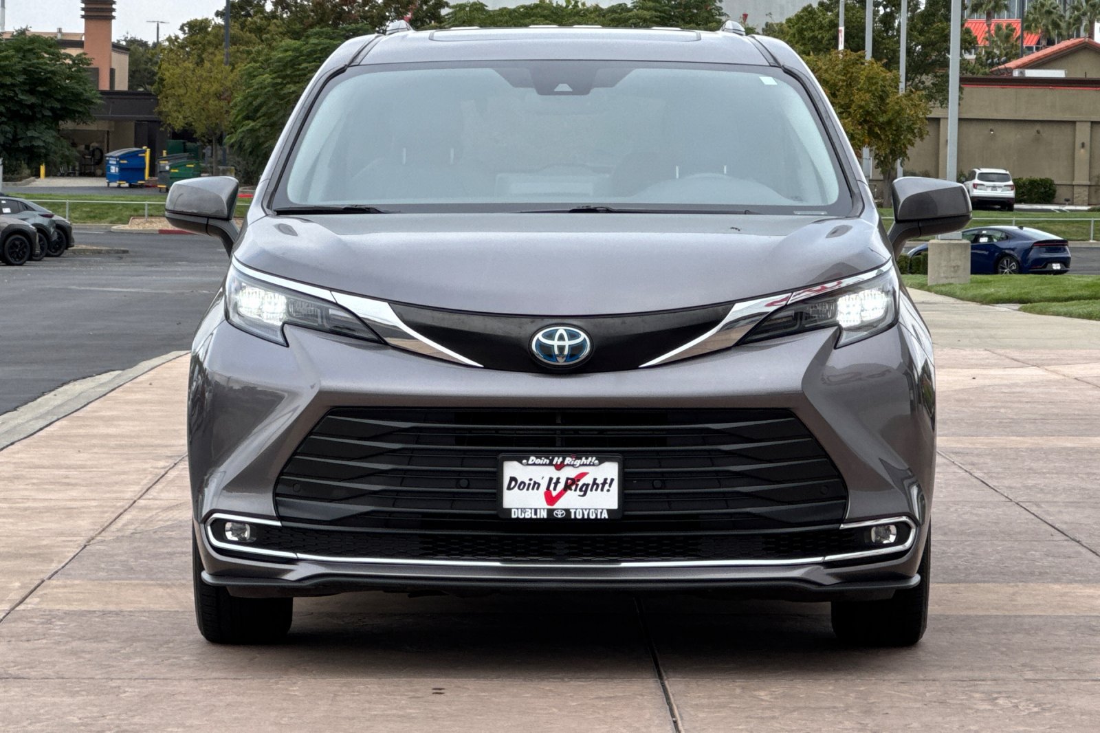 Certified 2024 Toyota Sienna XLE FWD image 11