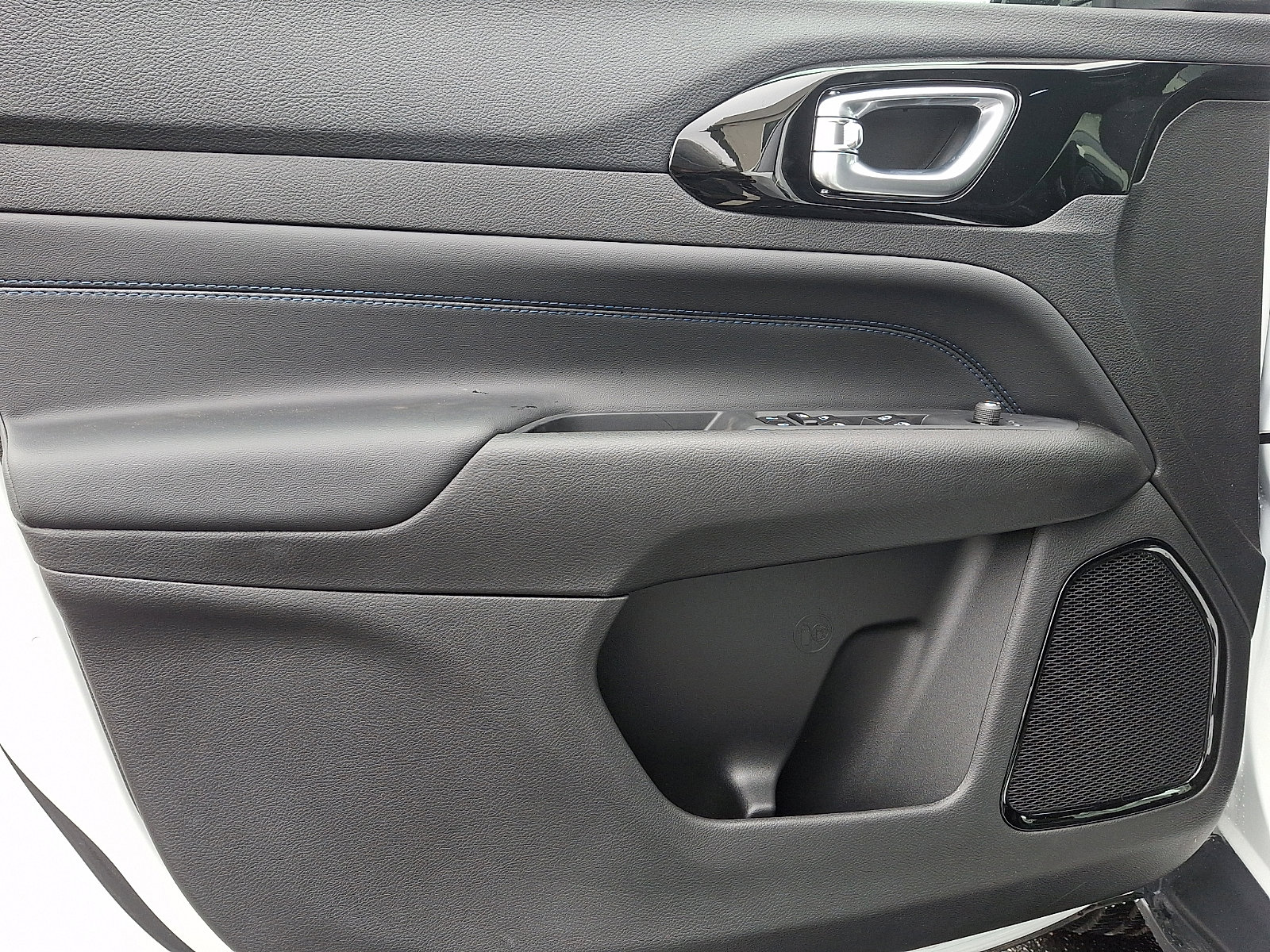 New 2026 Jeep Compass Latitude image 8