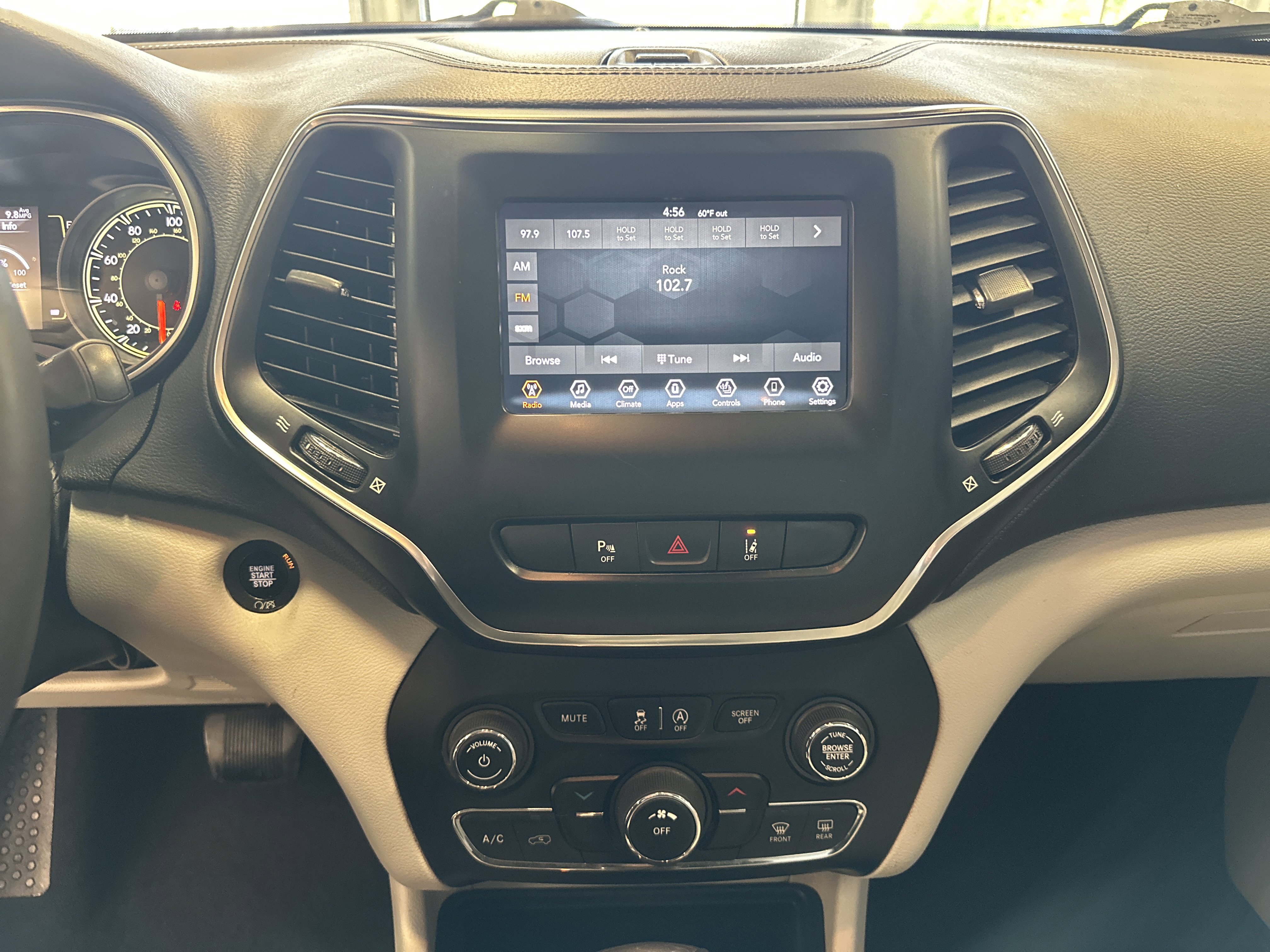 Used 2021 Jeep Cherokee Latitude Lux image 3