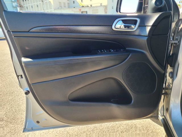 Used 2018 Jeep Grand Cherokee Laredo AWD/4WD image 15