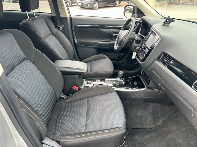 Used 2019 Mitsubishi Outlander SE image 32
