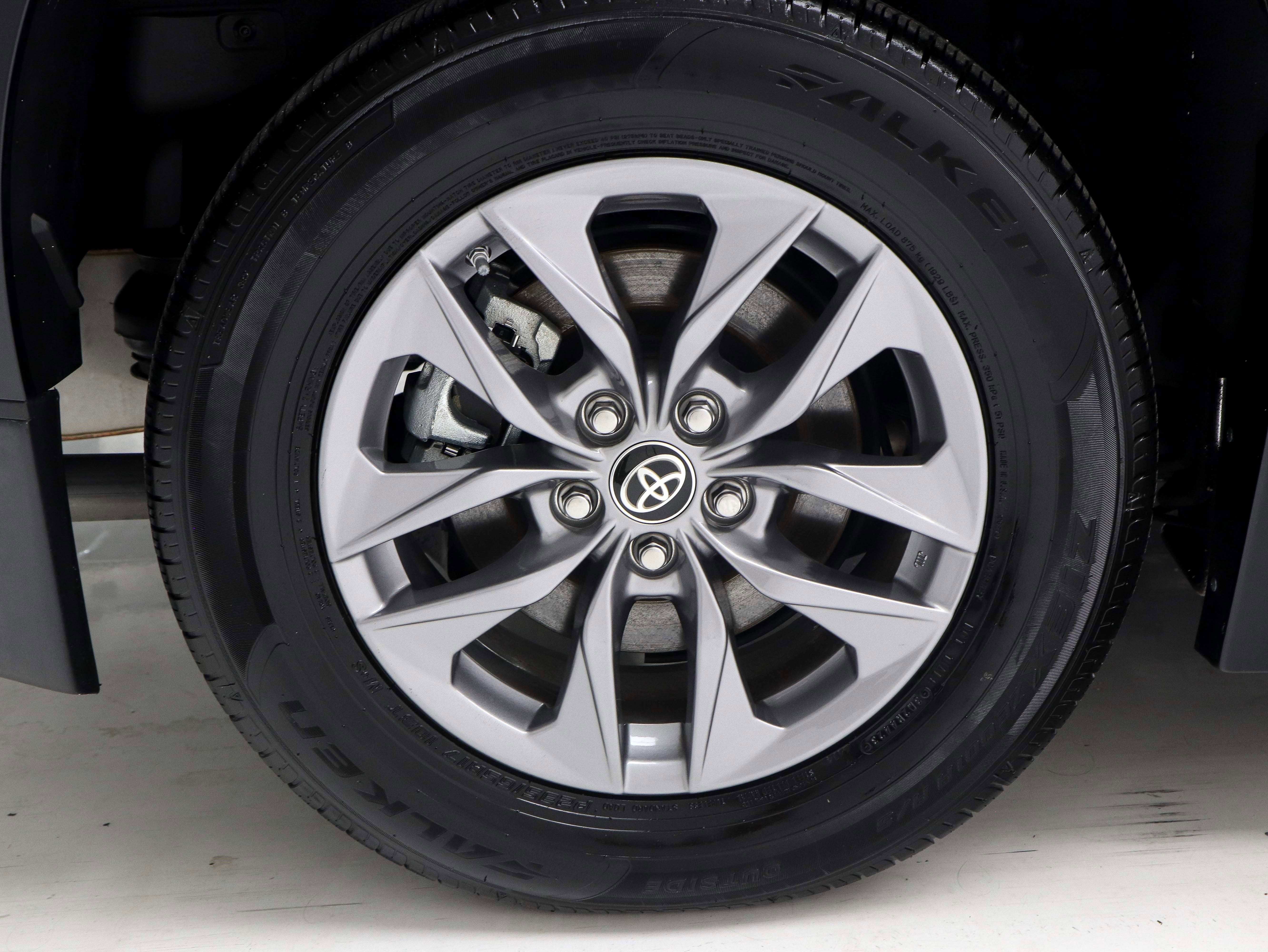 Used 2024 Toyota Sienna LE FWD image 36