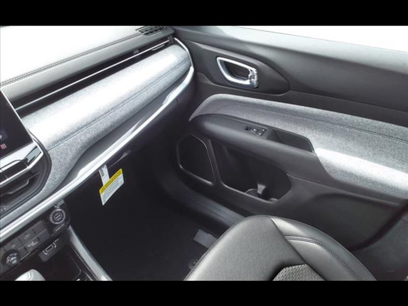 Used 2024 Jeep Compass Latitude AWD/4WD image 18