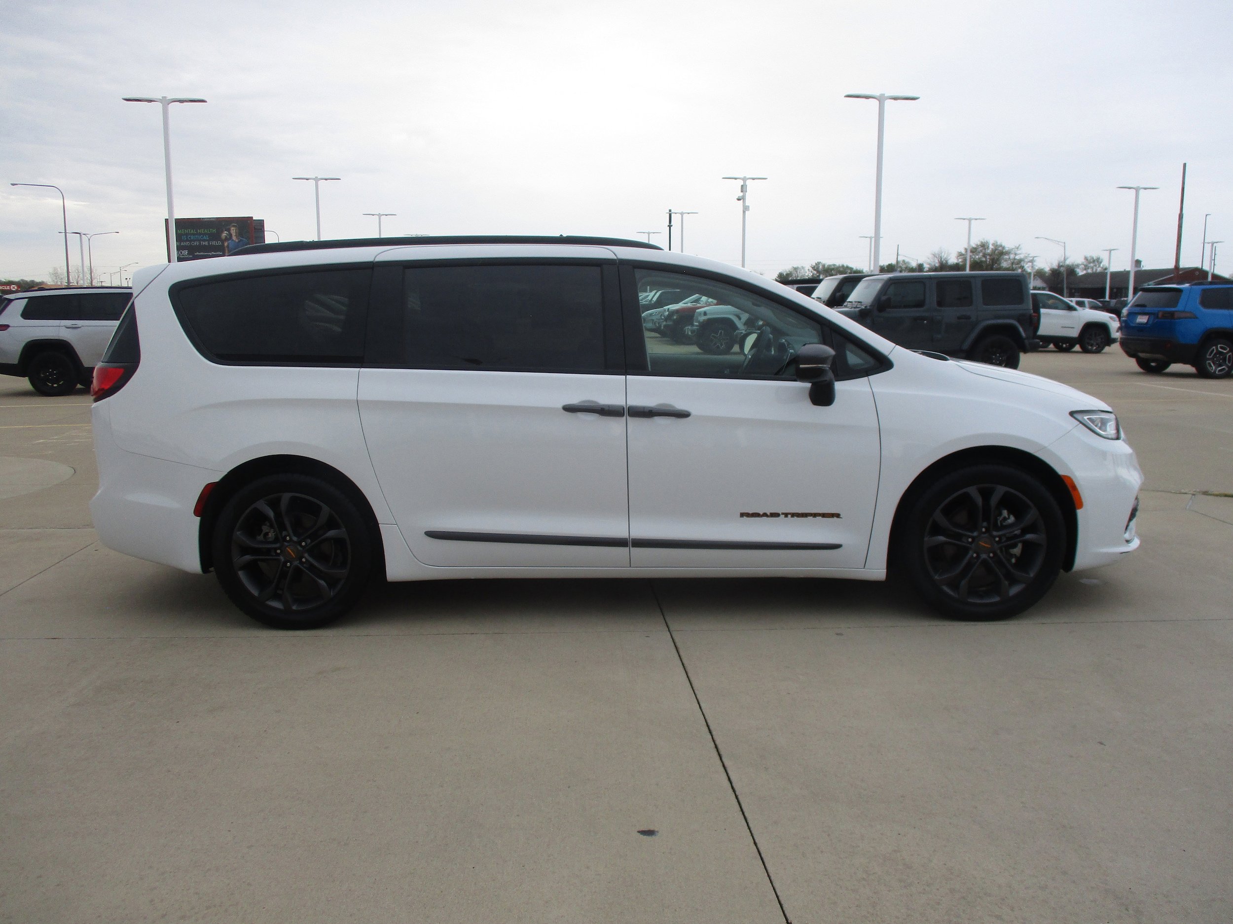 Used 2024 Chrysler Pacifica Touring-L w/ Road Tripper Package FWD image 8