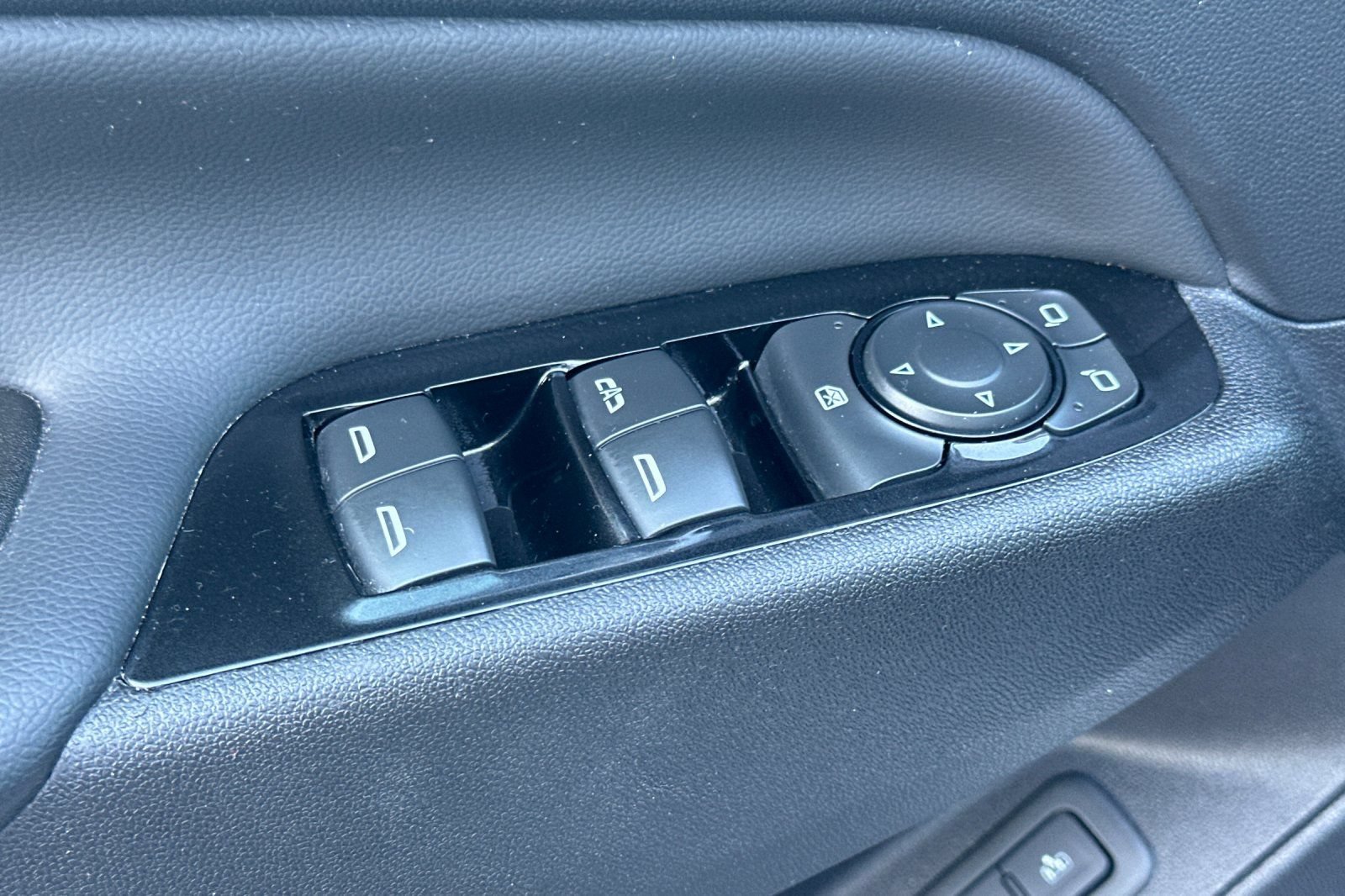 Used 2023 Chevrolet Equinox Premier FWD image 12