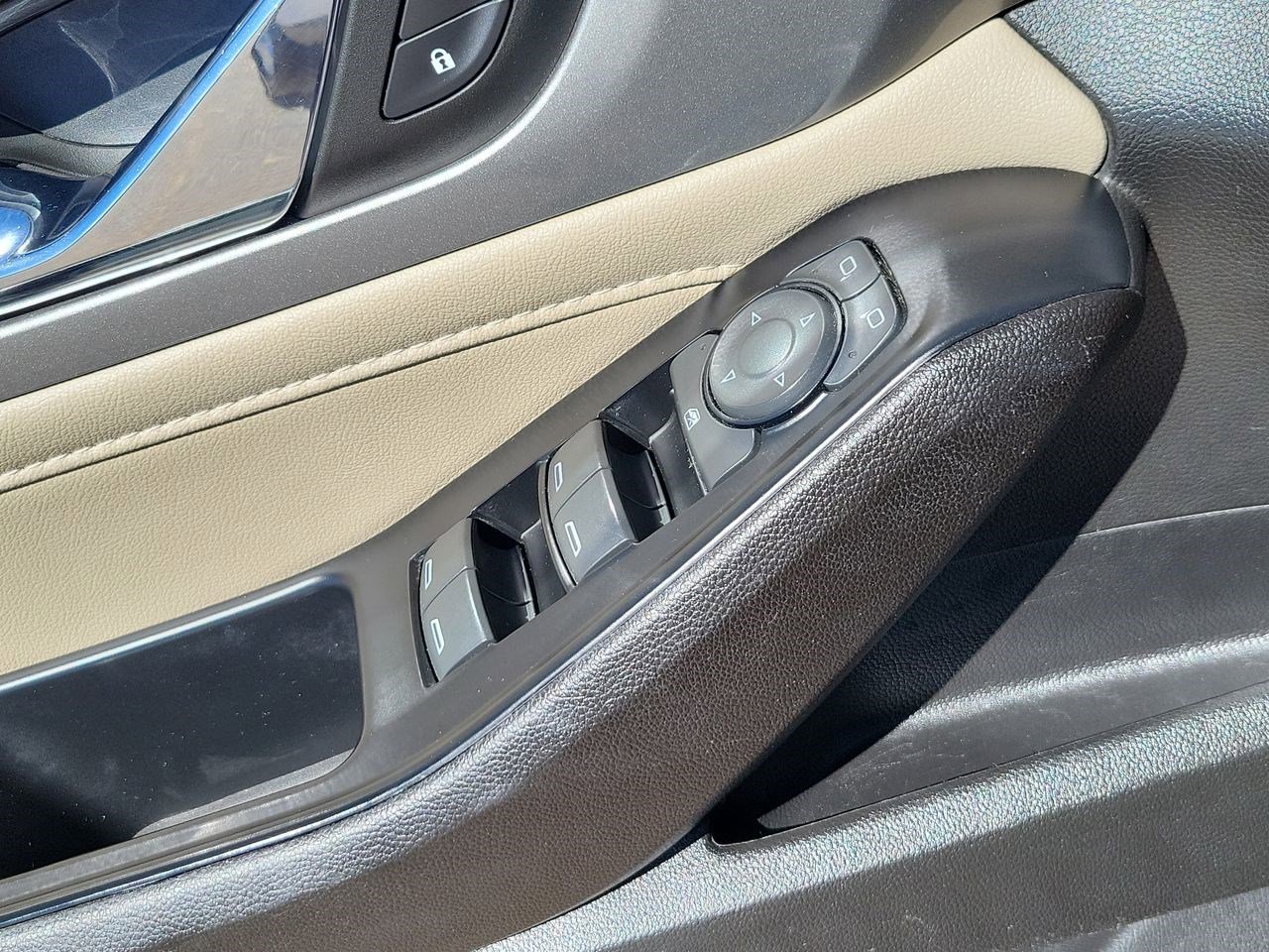 Used 2023 Chevrolet Traverse LS image 28