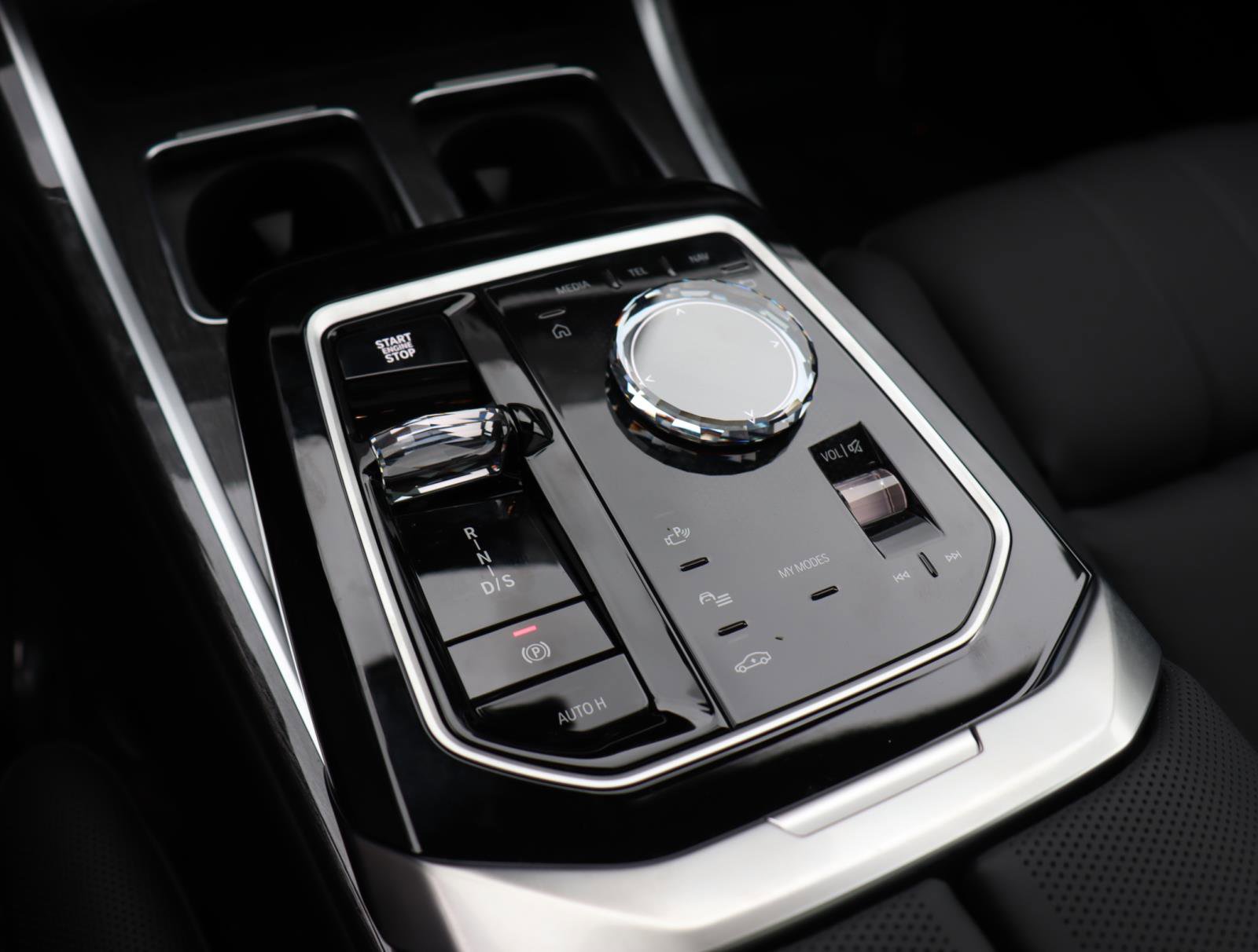 New 2026 BMW 750e xDrive w/ Premium Package image 25