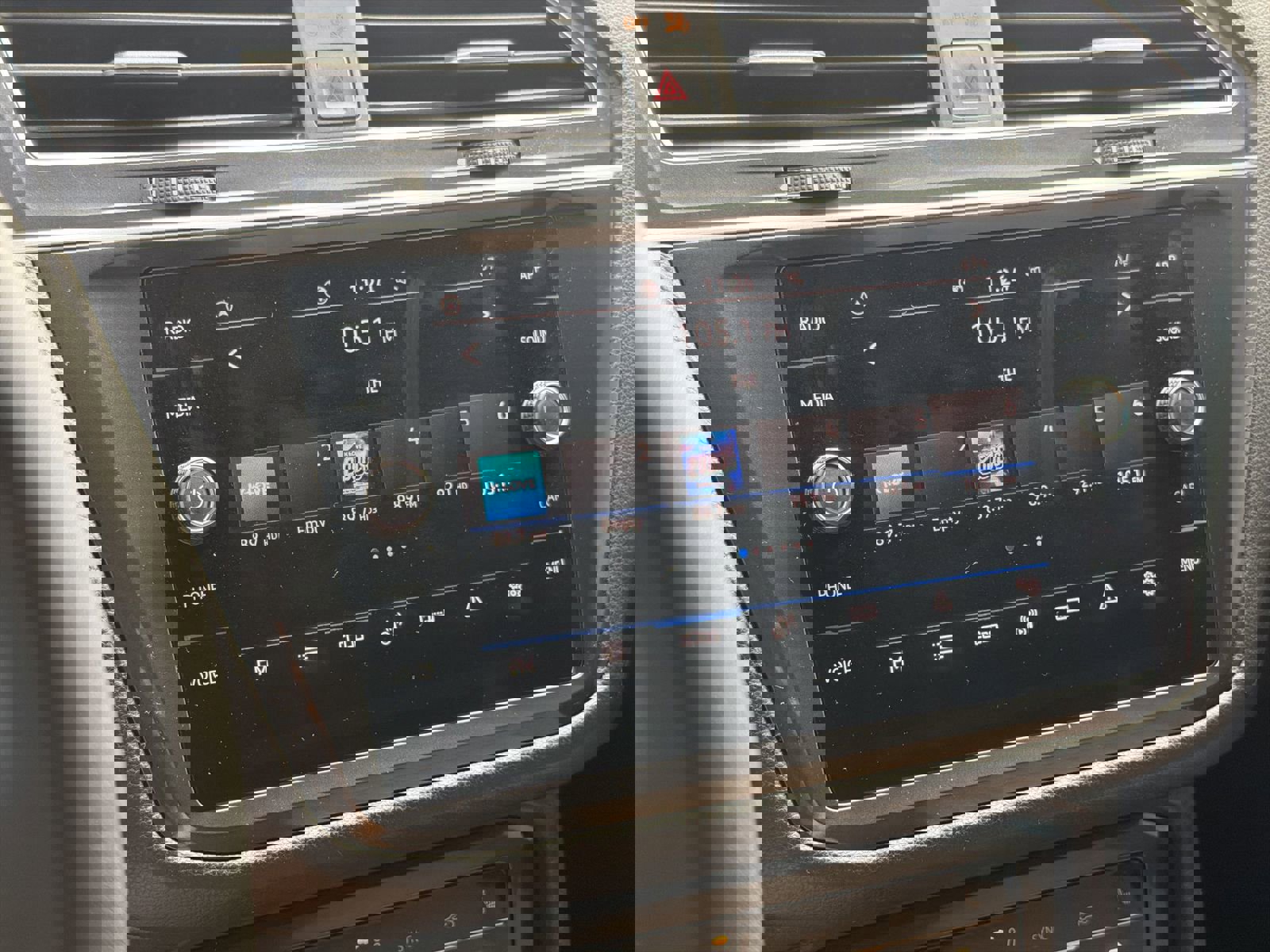 Used 2024 Volkswagen Tiguan SE image 23