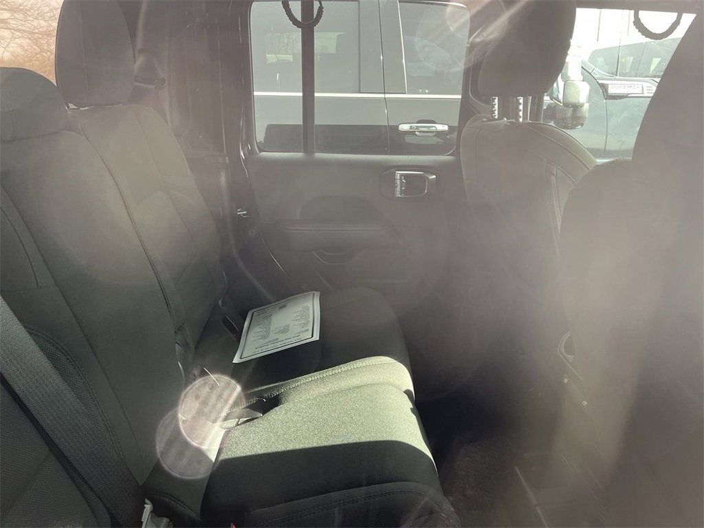 Used 2022 Jeep Gladiator Overland w/ Cold Weather Group image 10