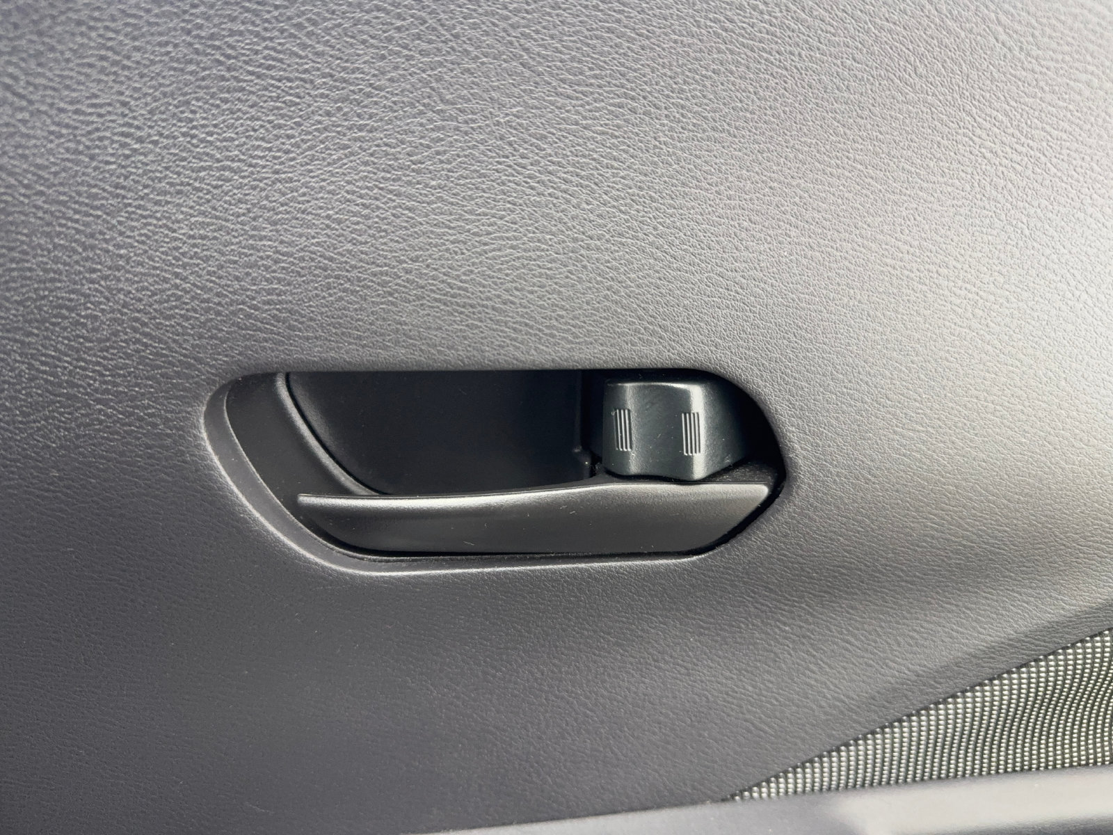 Used 2020 Nissan Kicks S FWD image 40