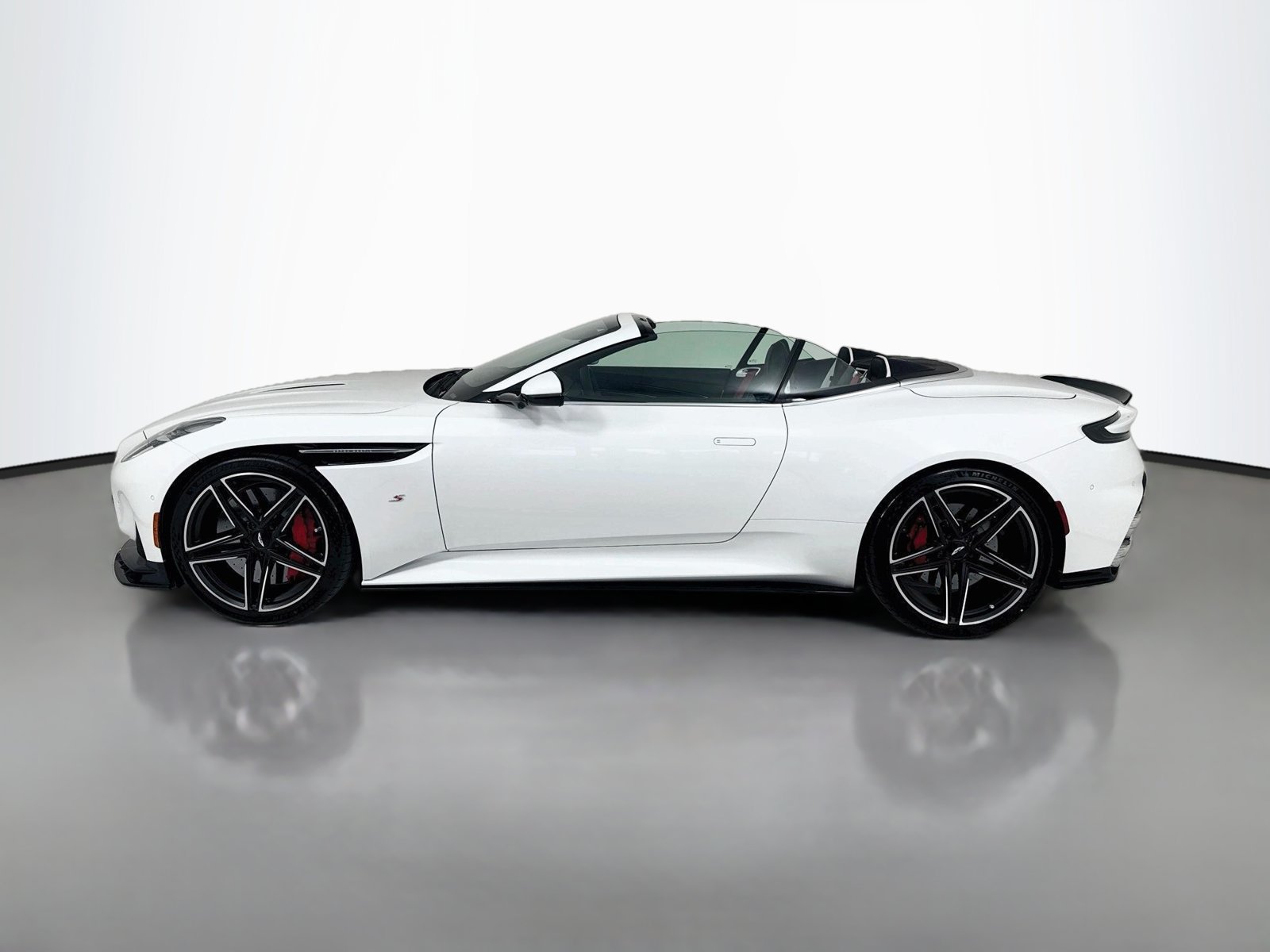 Used 2026 Aston Martin DB12 Convertible RWD image 4