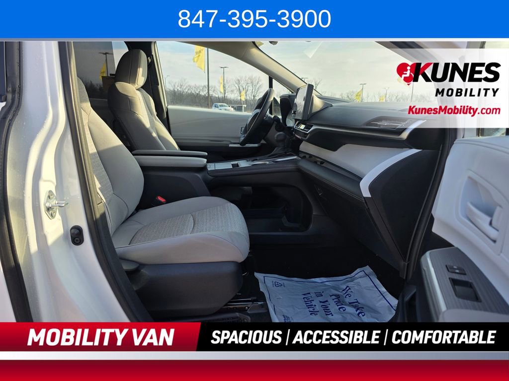 Used 2026 Toyota Sienna LE FWD image 28