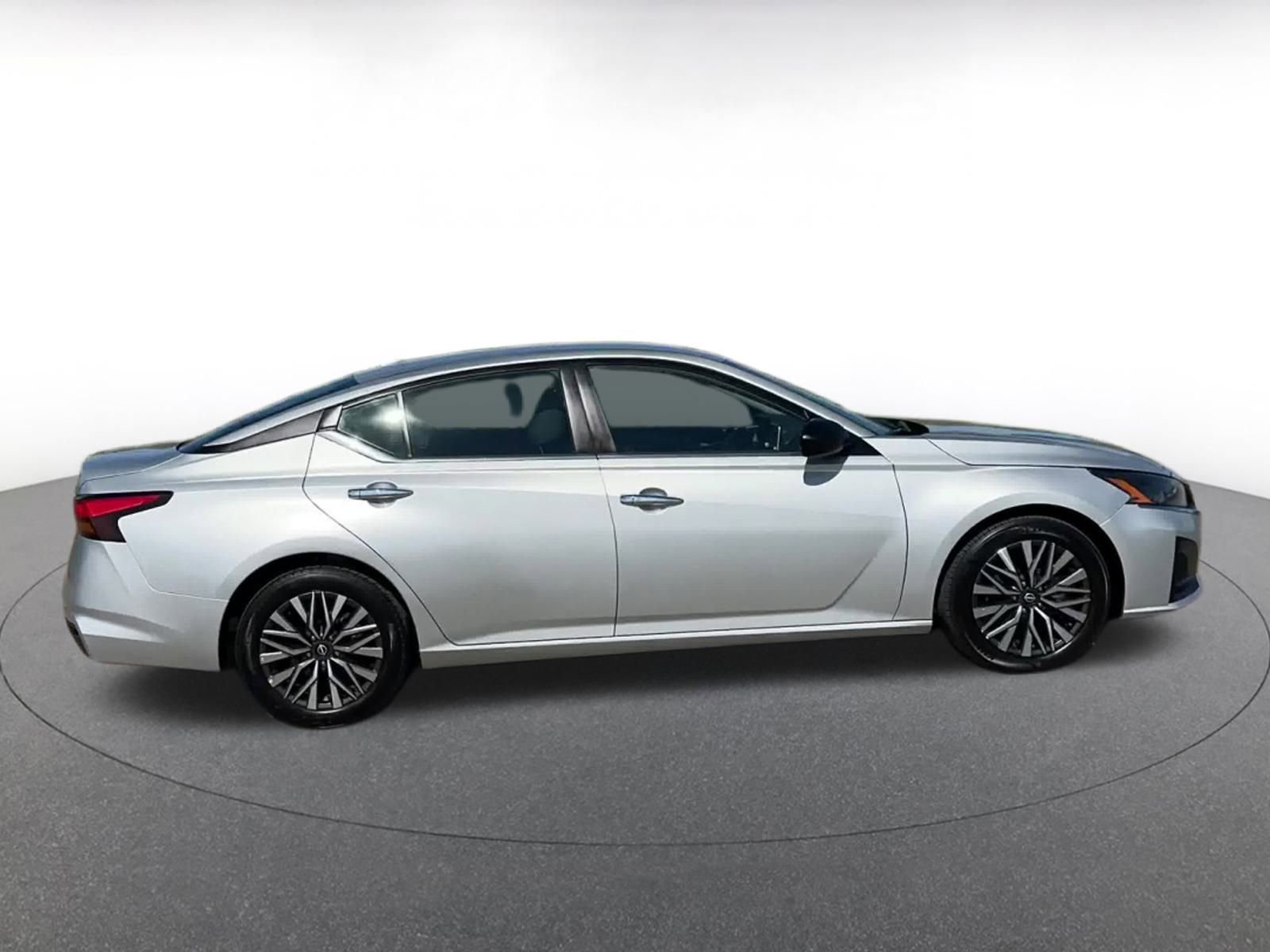 Used 2024 Nissan Altima 2.5 SV image 16