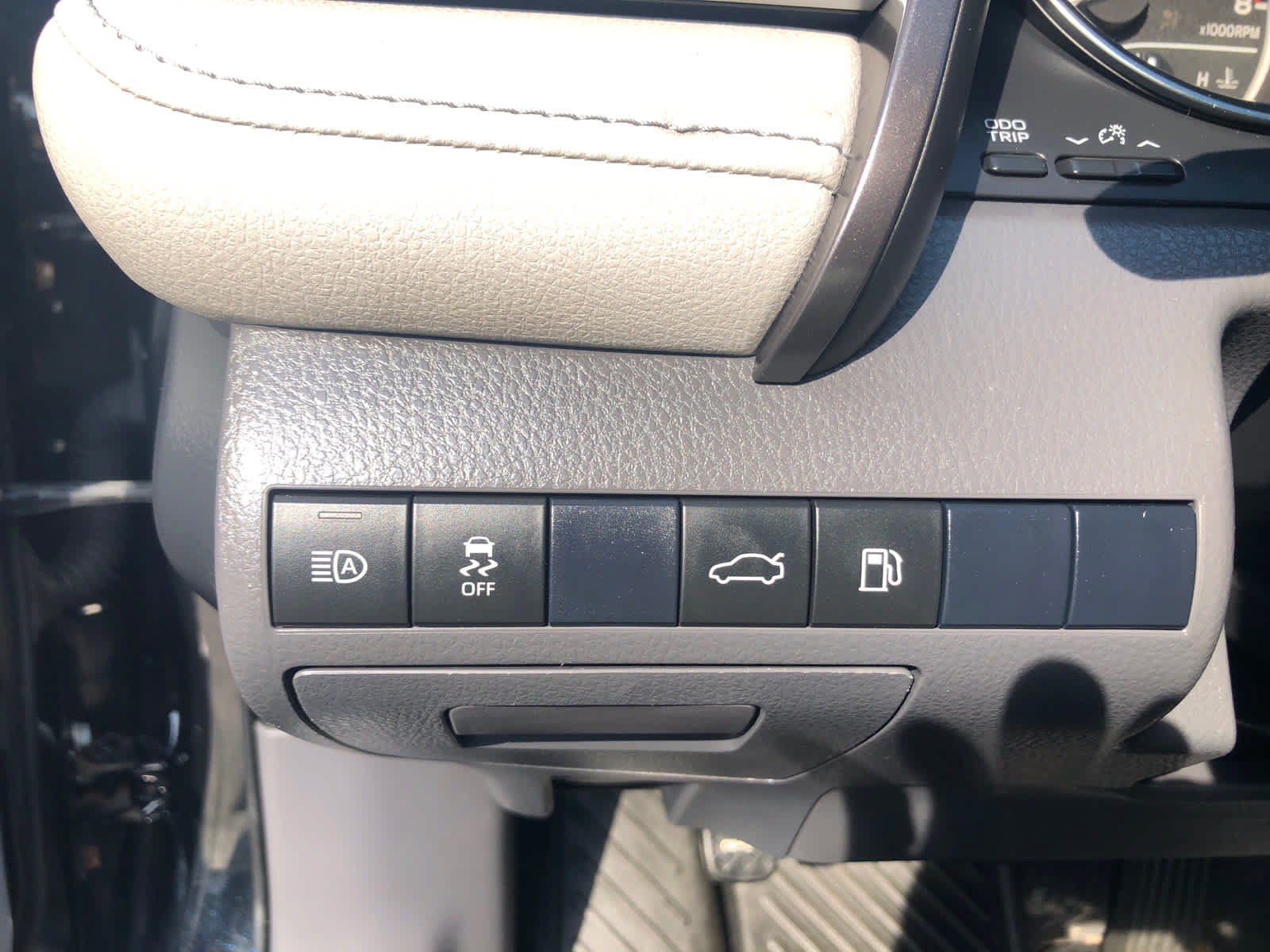 Used 2018 Toyota Camry LE w/ Convenience Package FWD image 11