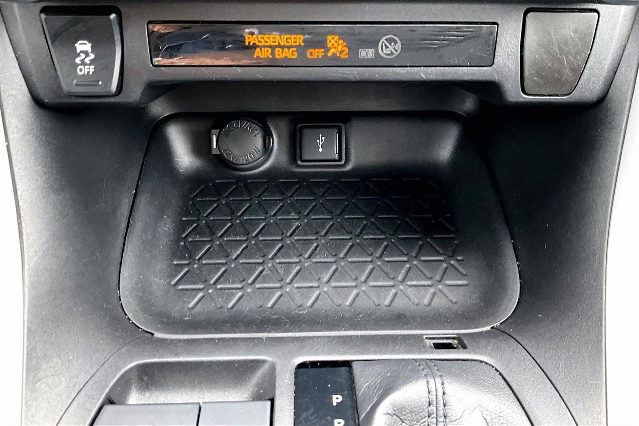 Used 2021 Toyota RAV4 LE image 14