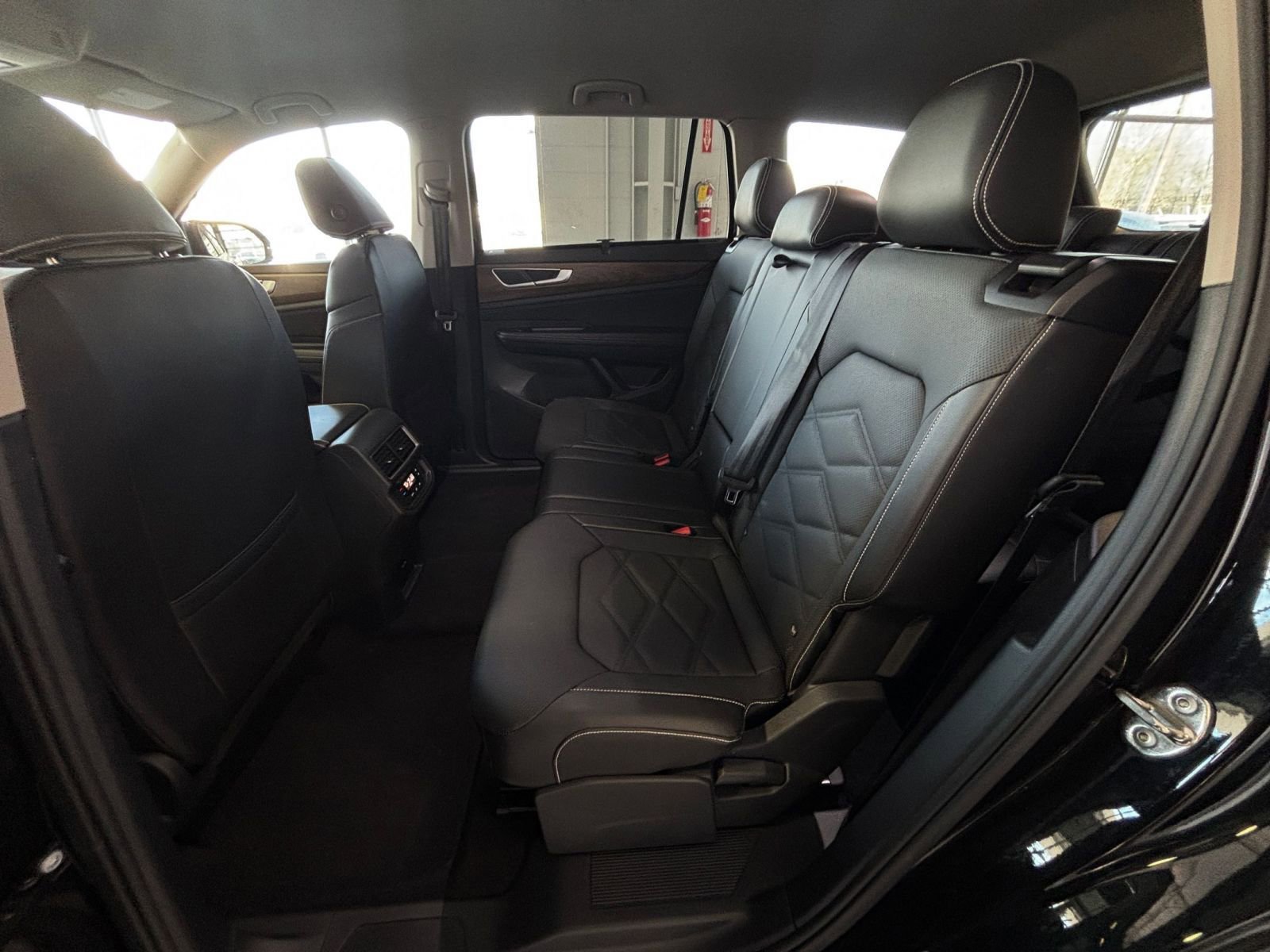 Used 2025 Volkswagen Atlas SE image 33