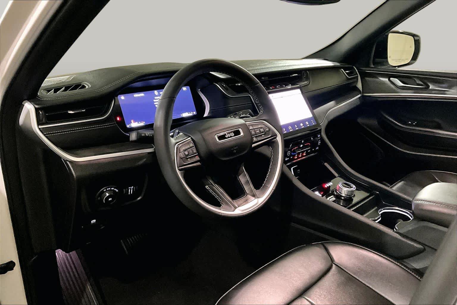 Used 2024 Jeep Grand Cherokee Limited w/ Black Appearance Package AWD/4WD image 17