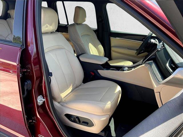 Used 2025 Jeep Grand Cherokee Limited w/ Black Appearance Package RWD image 29