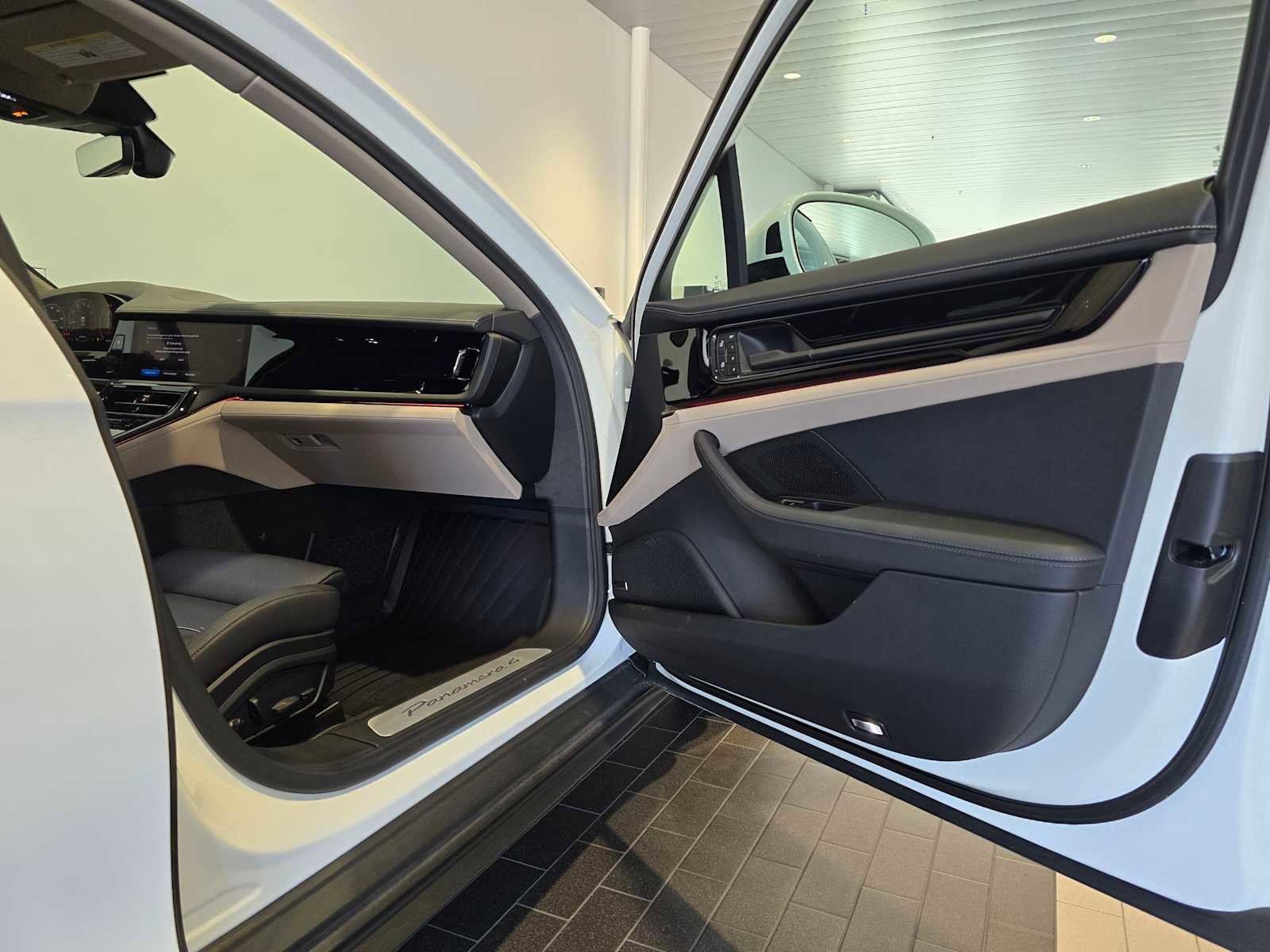 Used 2024 Porsche Panamera 4 image 10