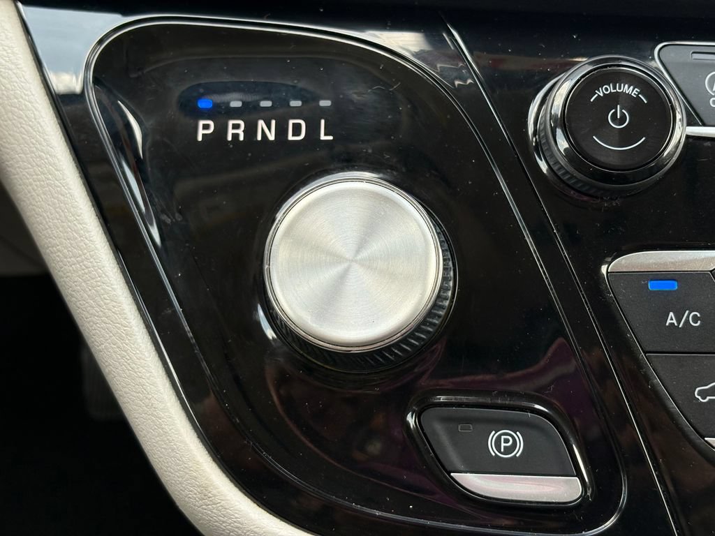 Used 2023 Chrysler Pacifica Touring-L FWD image 26