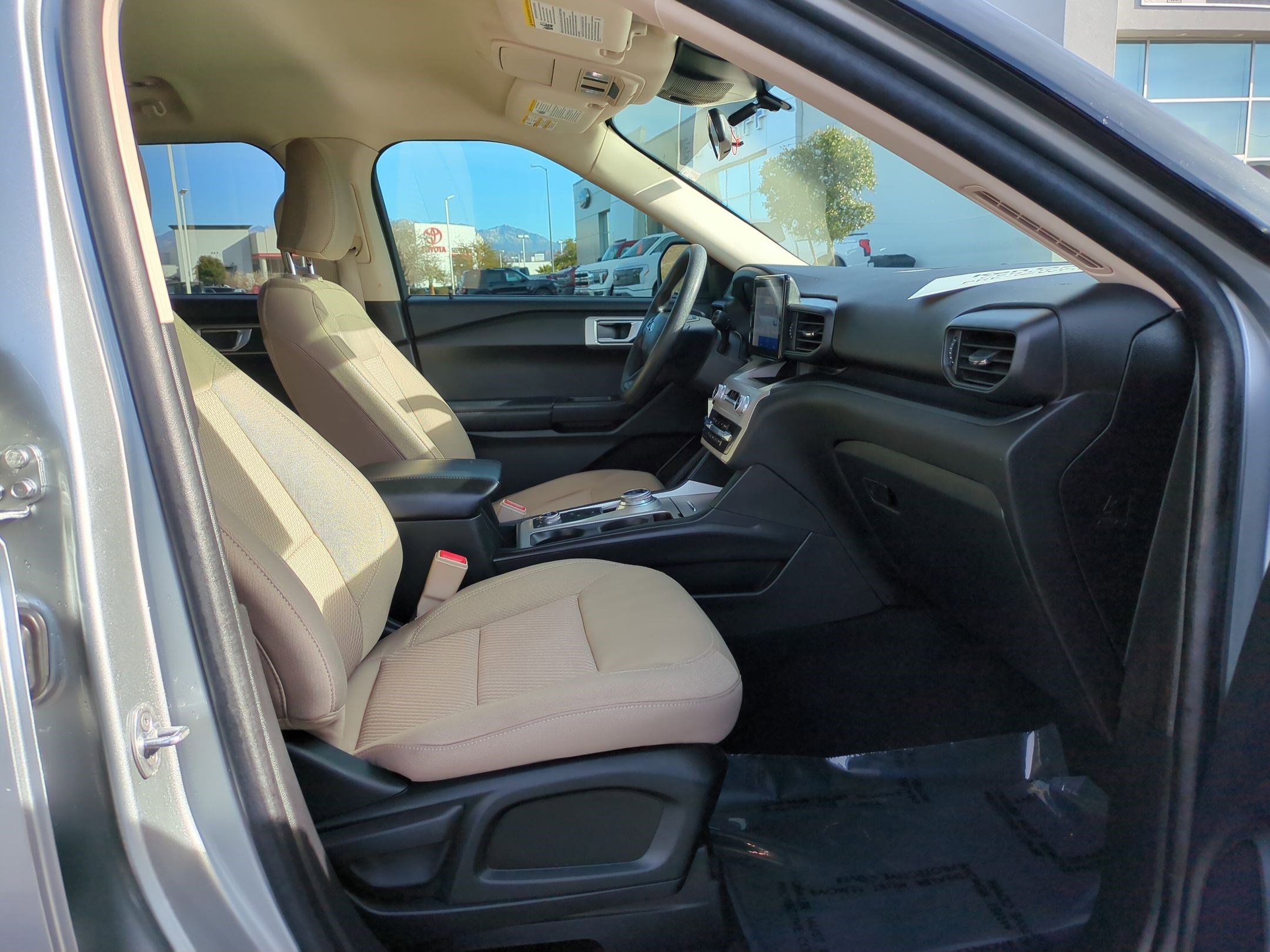 Used 2023 Ford Explorer 4WD w/ Class IV Trailer Tow Package image 29