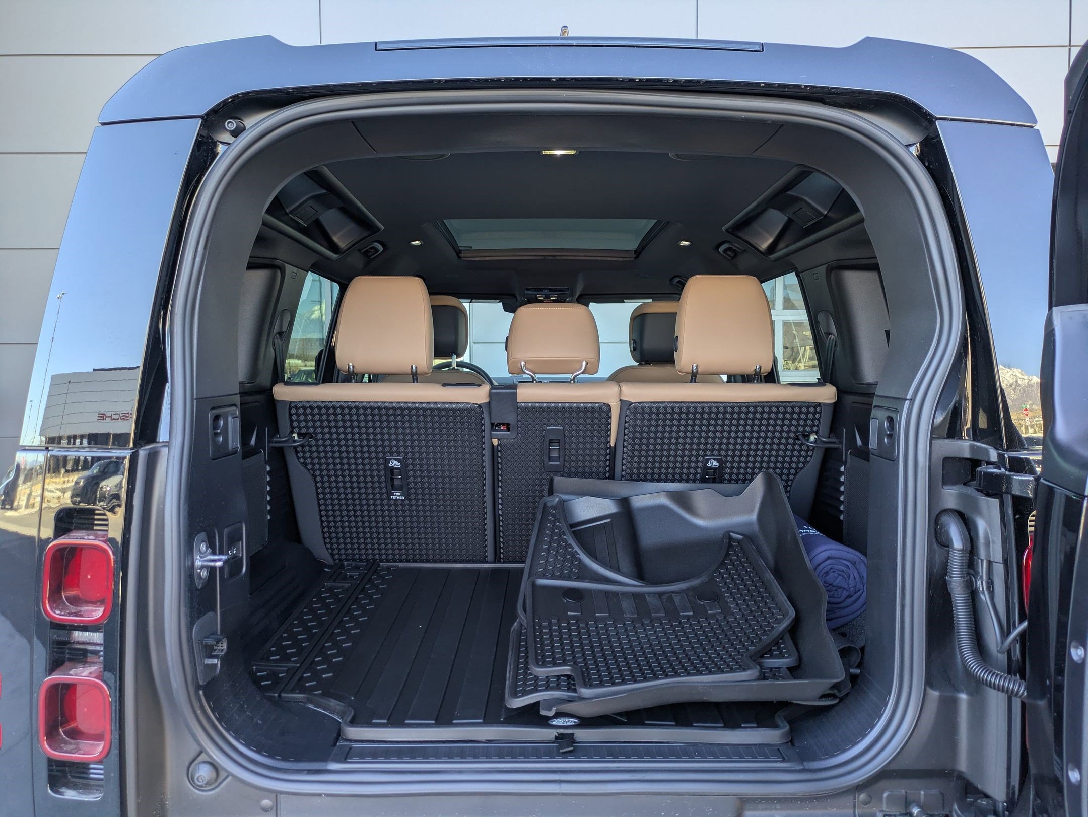 Certified 2025 Land Rover Defender 110 X-Dynamic SE image 28