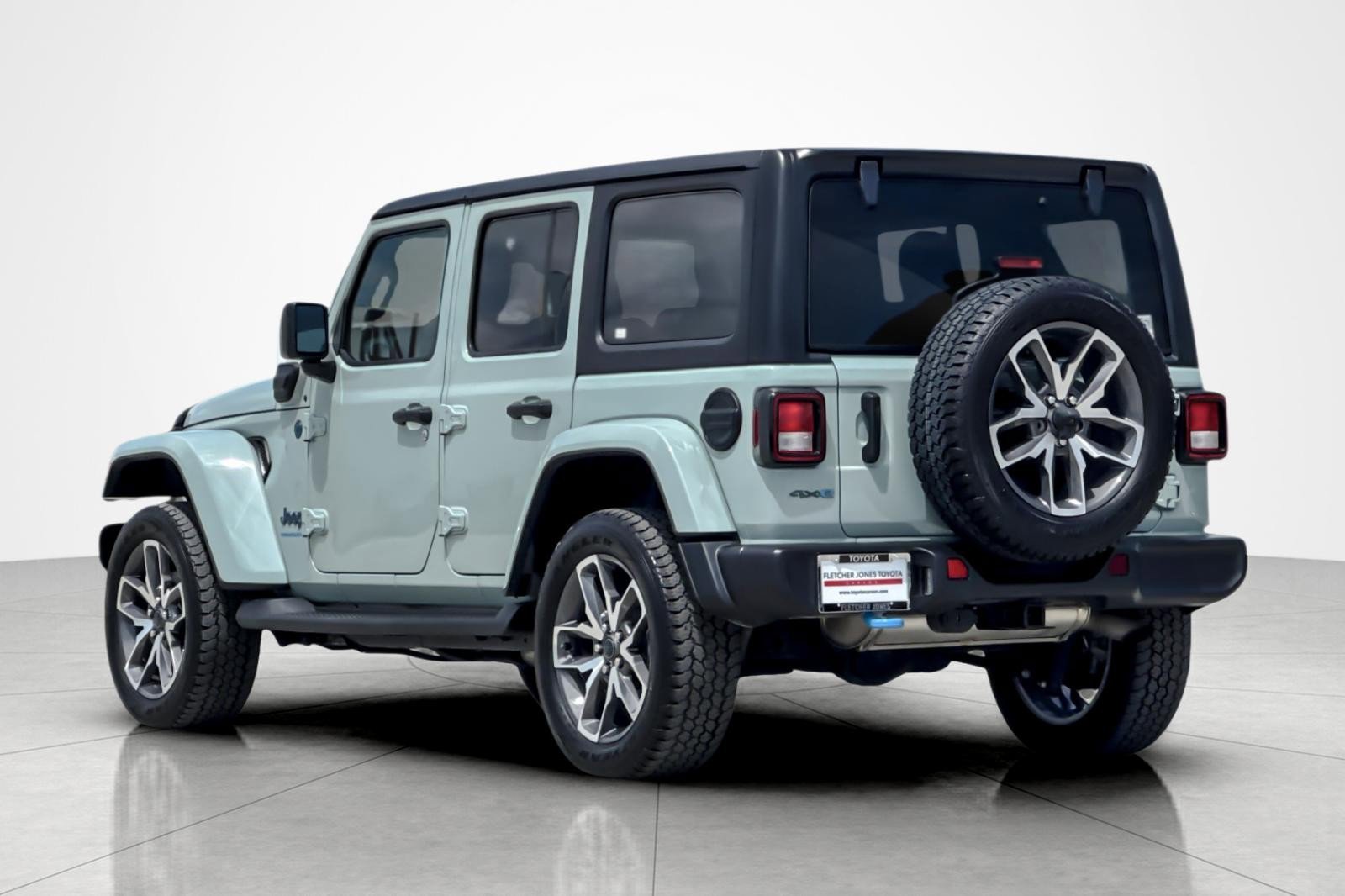 Used 2024 Jeep Wrangler Unlimited w/ Technology Group AWD/4WD image 3