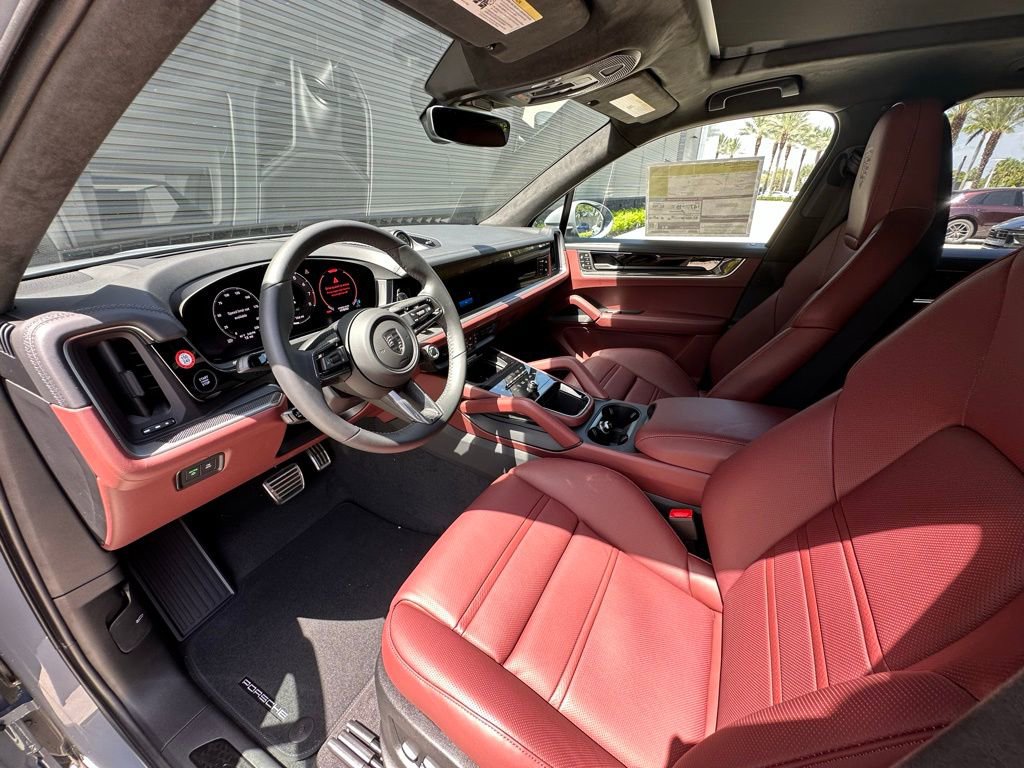 Used 2025 Porsche Cayenne Turbo image 4