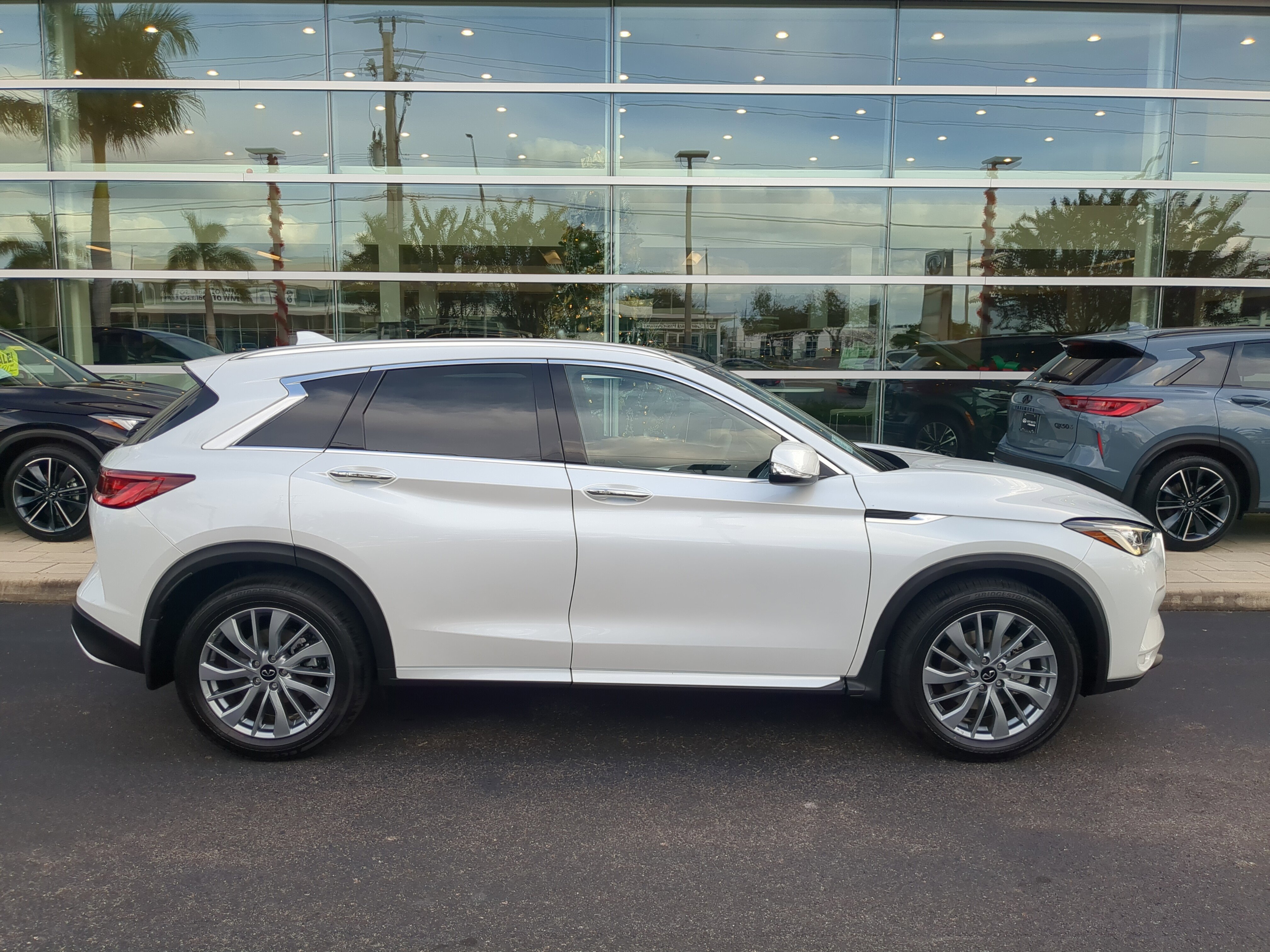 New 2025 INFINITI QX50 Luxe image 3