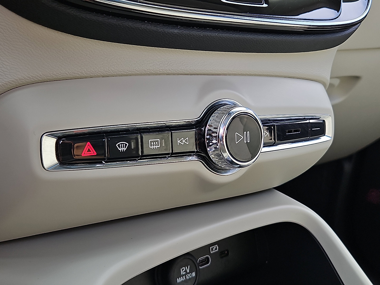 Certified 2023 Volvo XC40 B5 Plus w/ Driver Assist Package AWD/4WD image 16