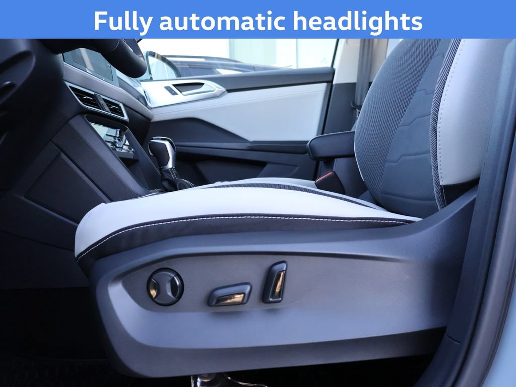 New 2026 Volkswagen Taos SE FWD image 11