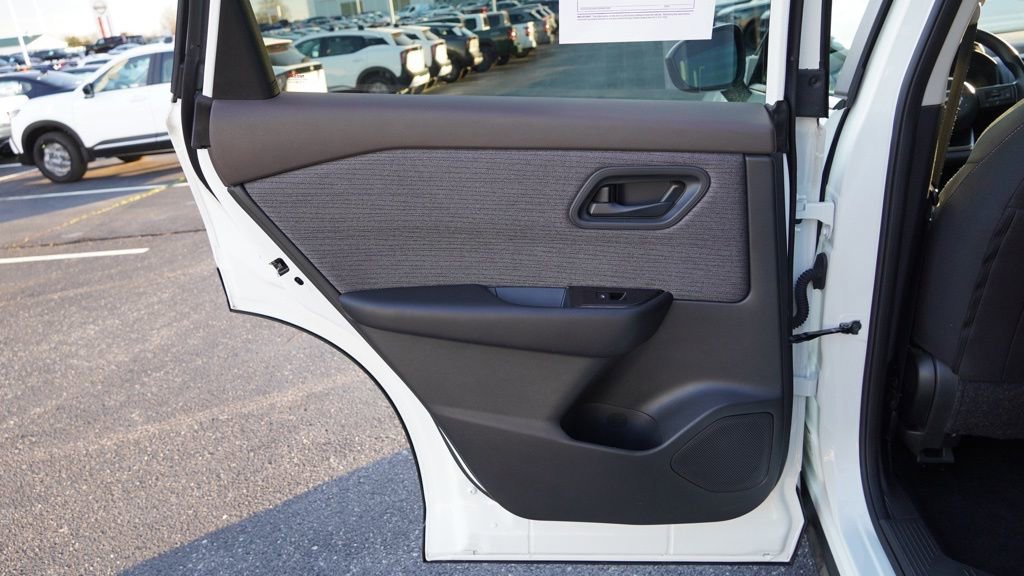 Used 2023 Nissan Rogue S image 16