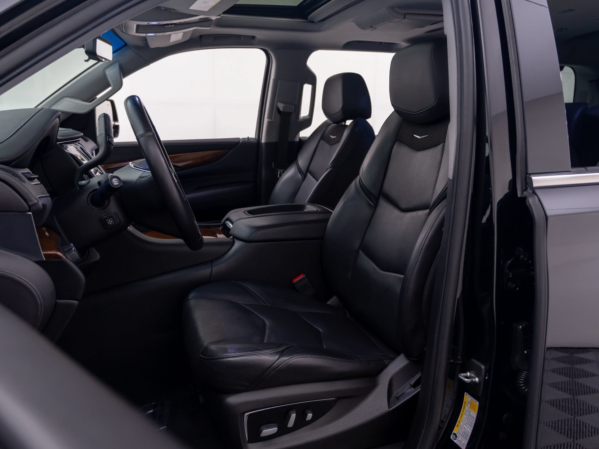 Used 2019 Cadillac Escalade Luxury AWD/4WD image 16