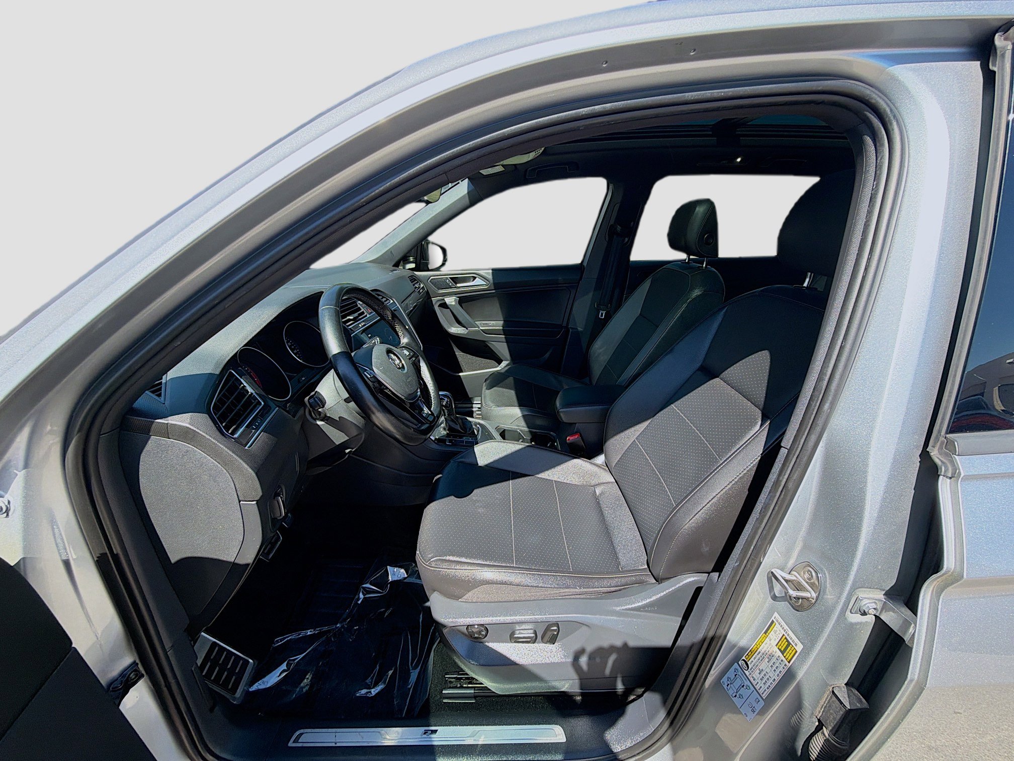 Used 2020 Volkswagen Tiguan SE R-Line image 16